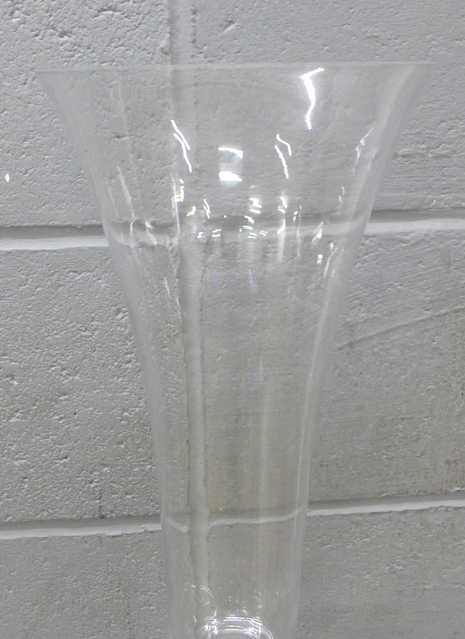 A tall glass vase, 80cm **PLEASE NOTE THIS LOT IS NOT ELIGIBLE FOR IN-HOUSE POSTING AND PACKING** - Image 3 of 3