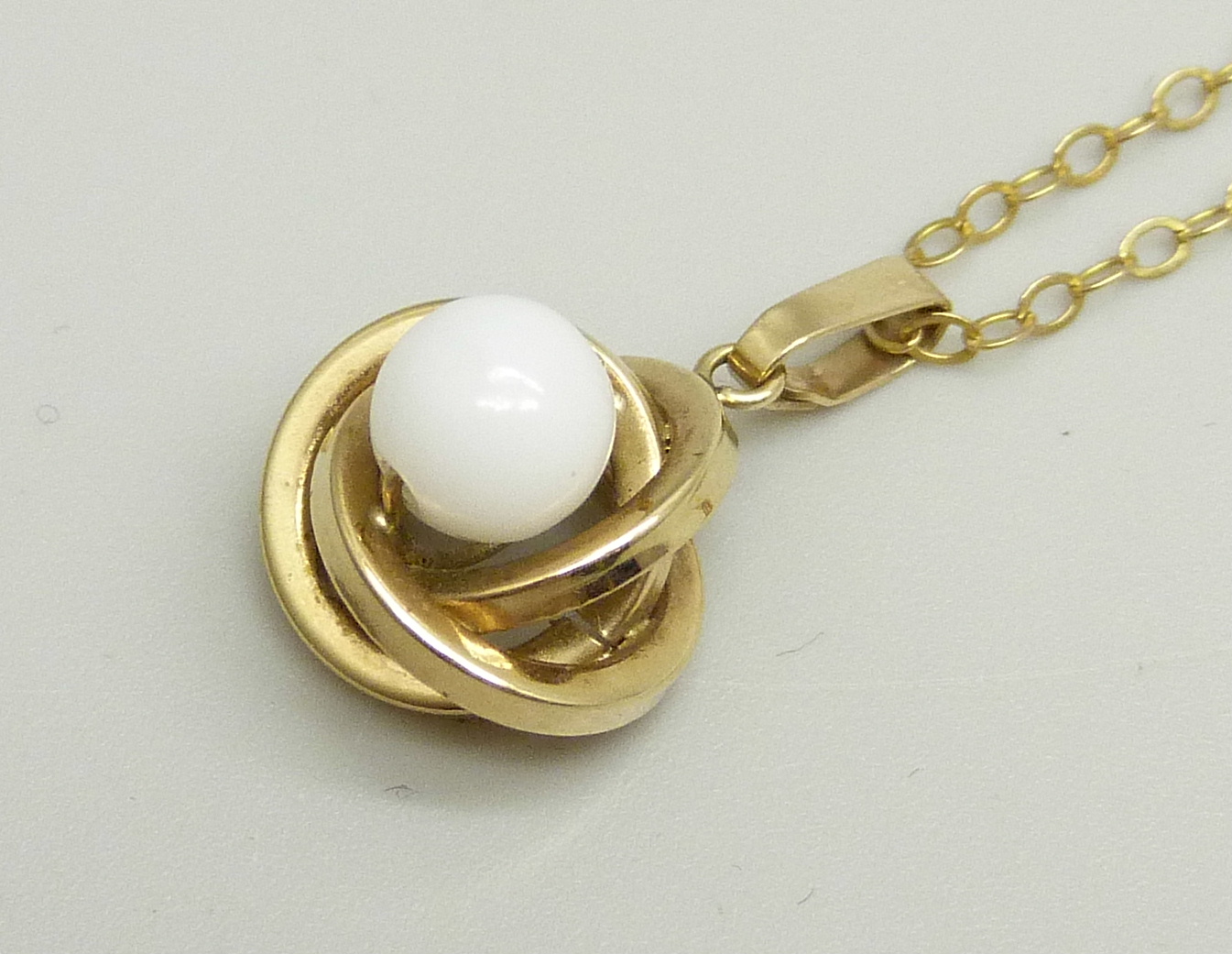 A yellow metal and bead pendant on a fine 9ct gold chain, 44cm, 1.6g - Image 2 of 3