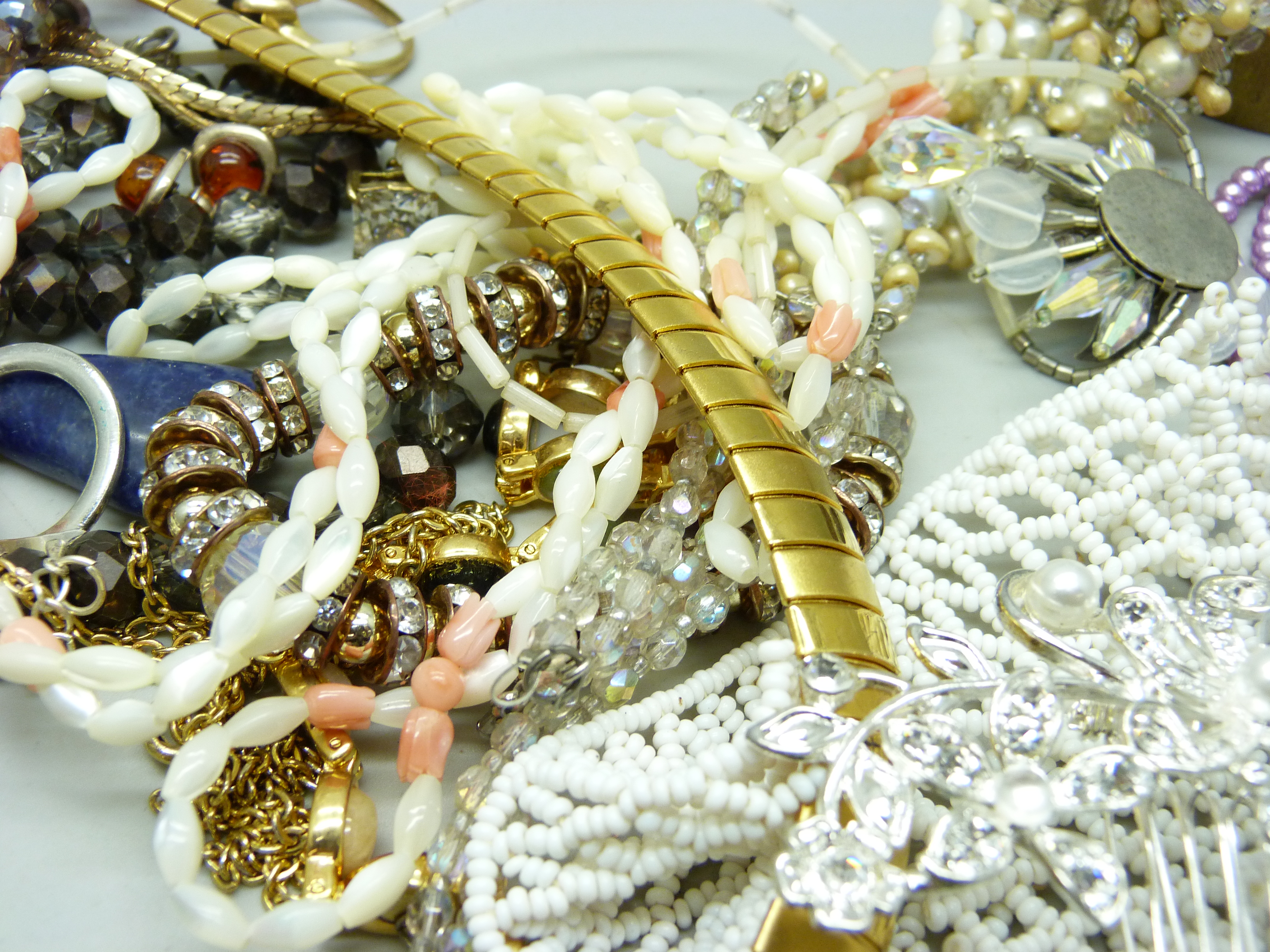 A collection of costume jewellery - Bild 4 aus 5