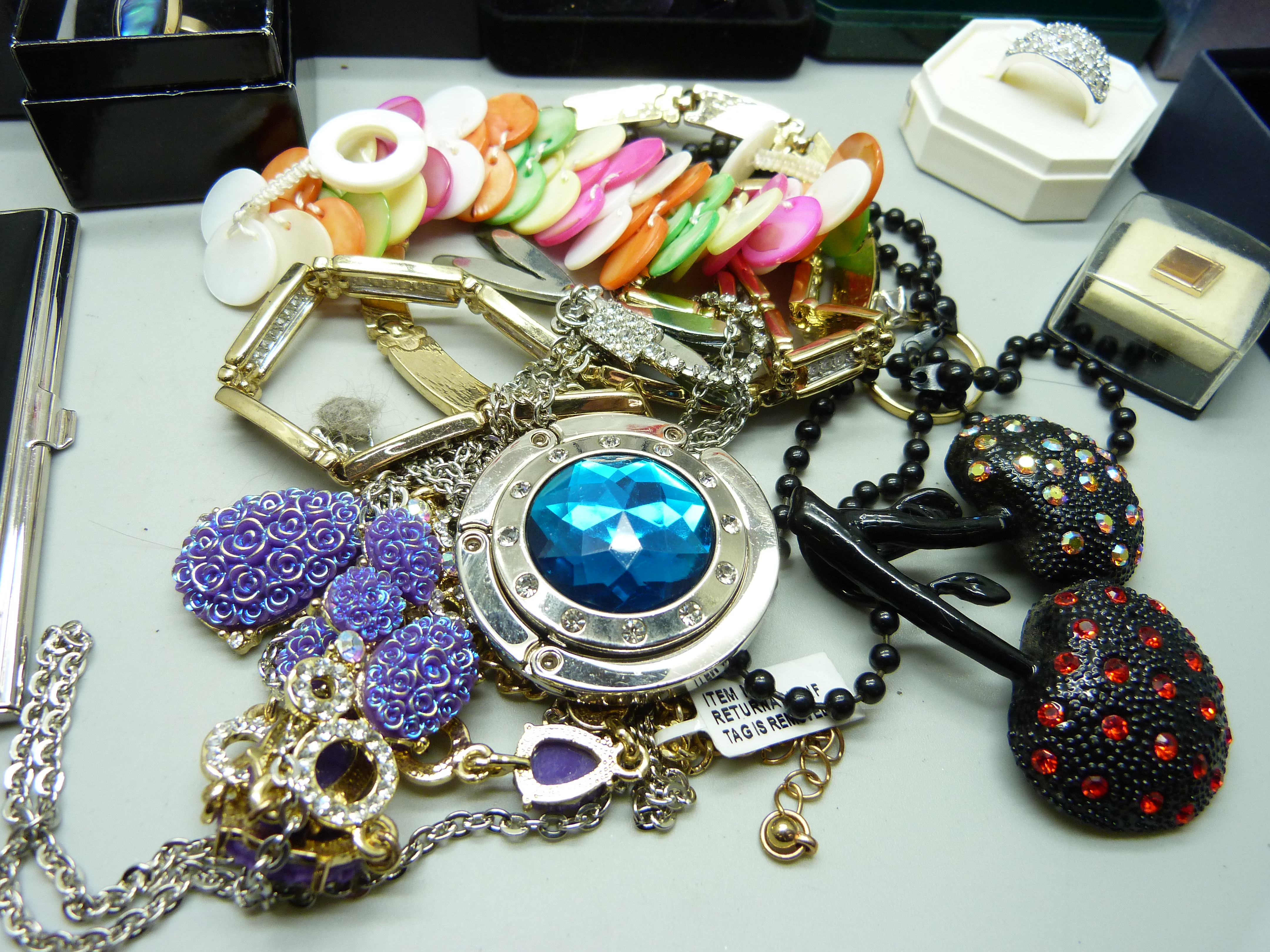 A collection of costume jewellery - Bild 4 aus 6