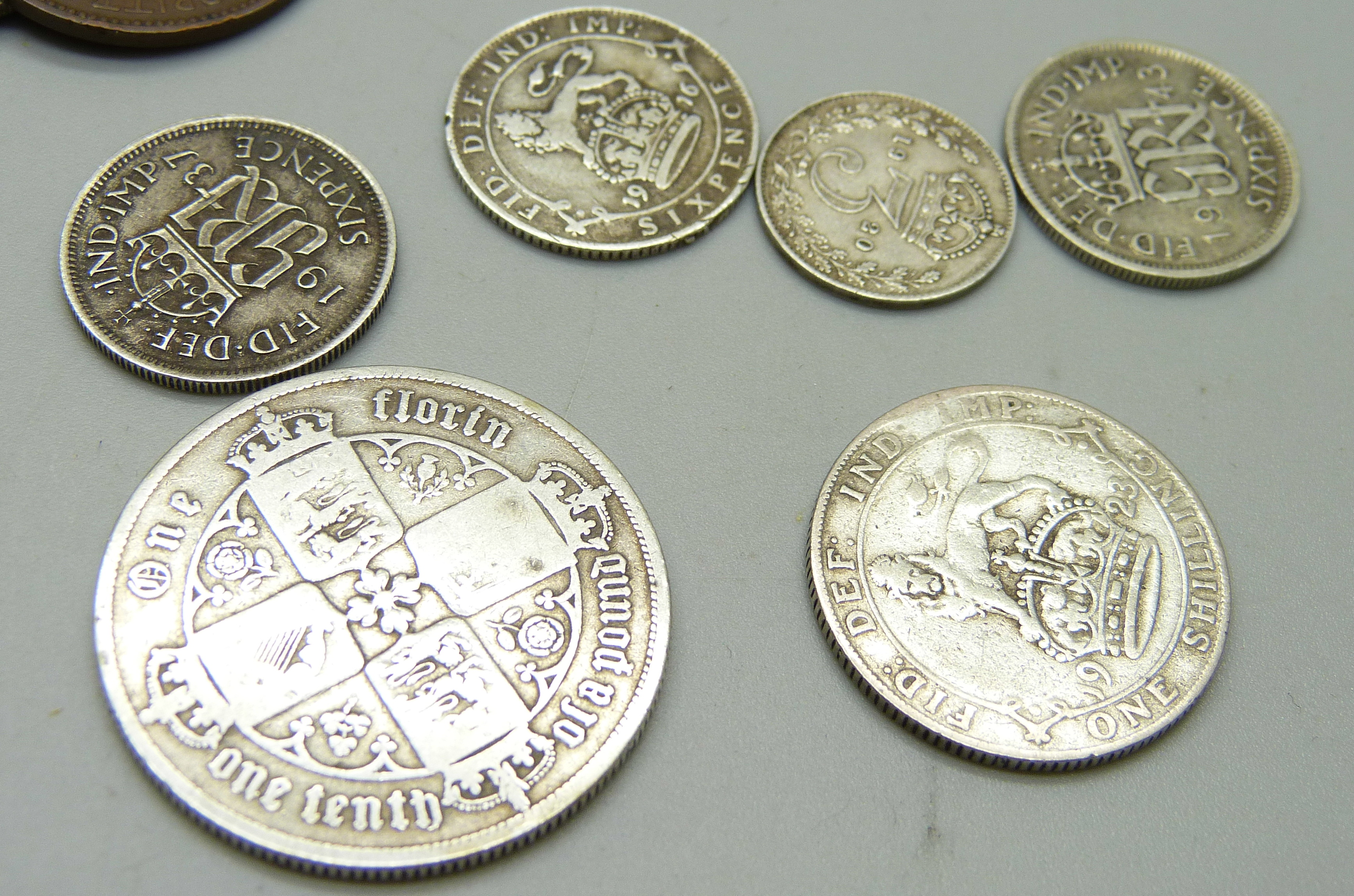 A one florin coin, 1923 shilling, 1916, 1937 and 1943 sixpence coins and a 1920 threepence, together - Bild 2 aus 4