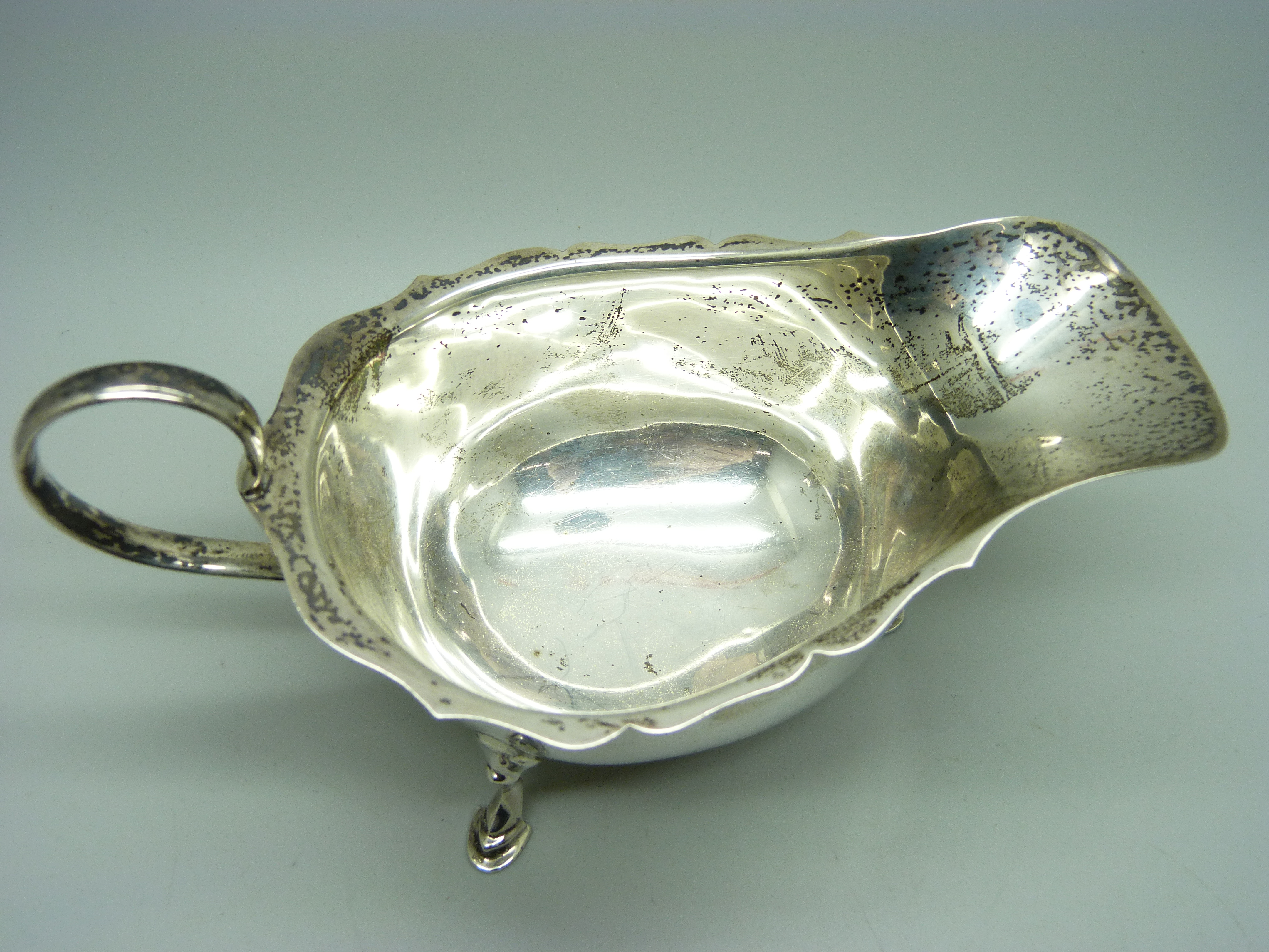 A silver sauce boat, Birmingham 1928, 100g - Image 3 of 5