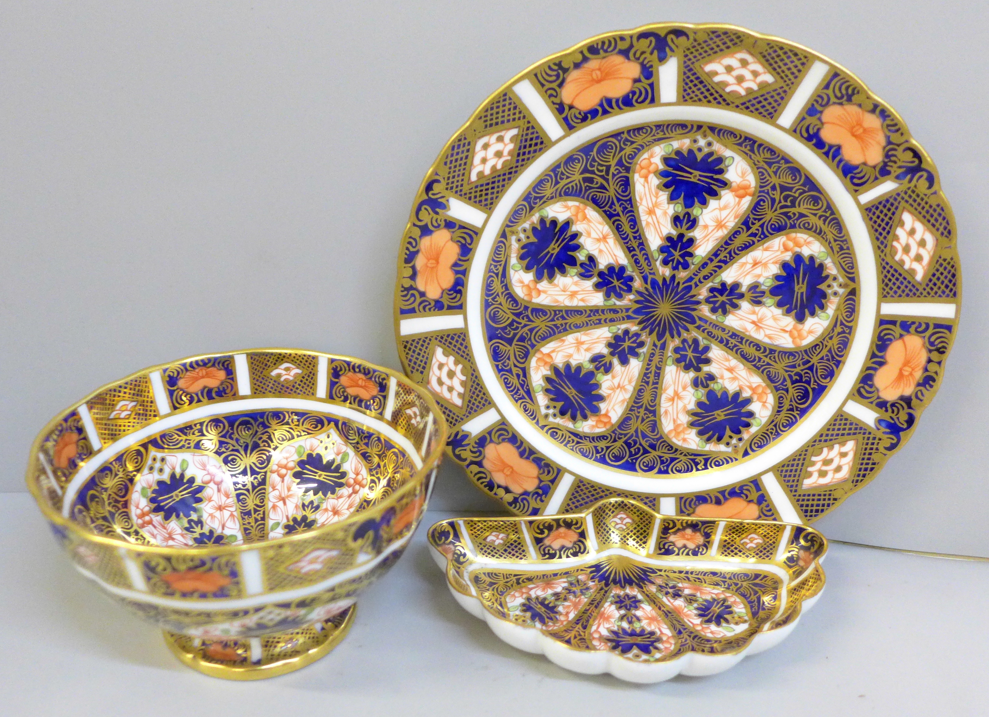 A Royal Crown Derby 1128 Imari shell shaped pin dish, small footed bowl and a tea plate