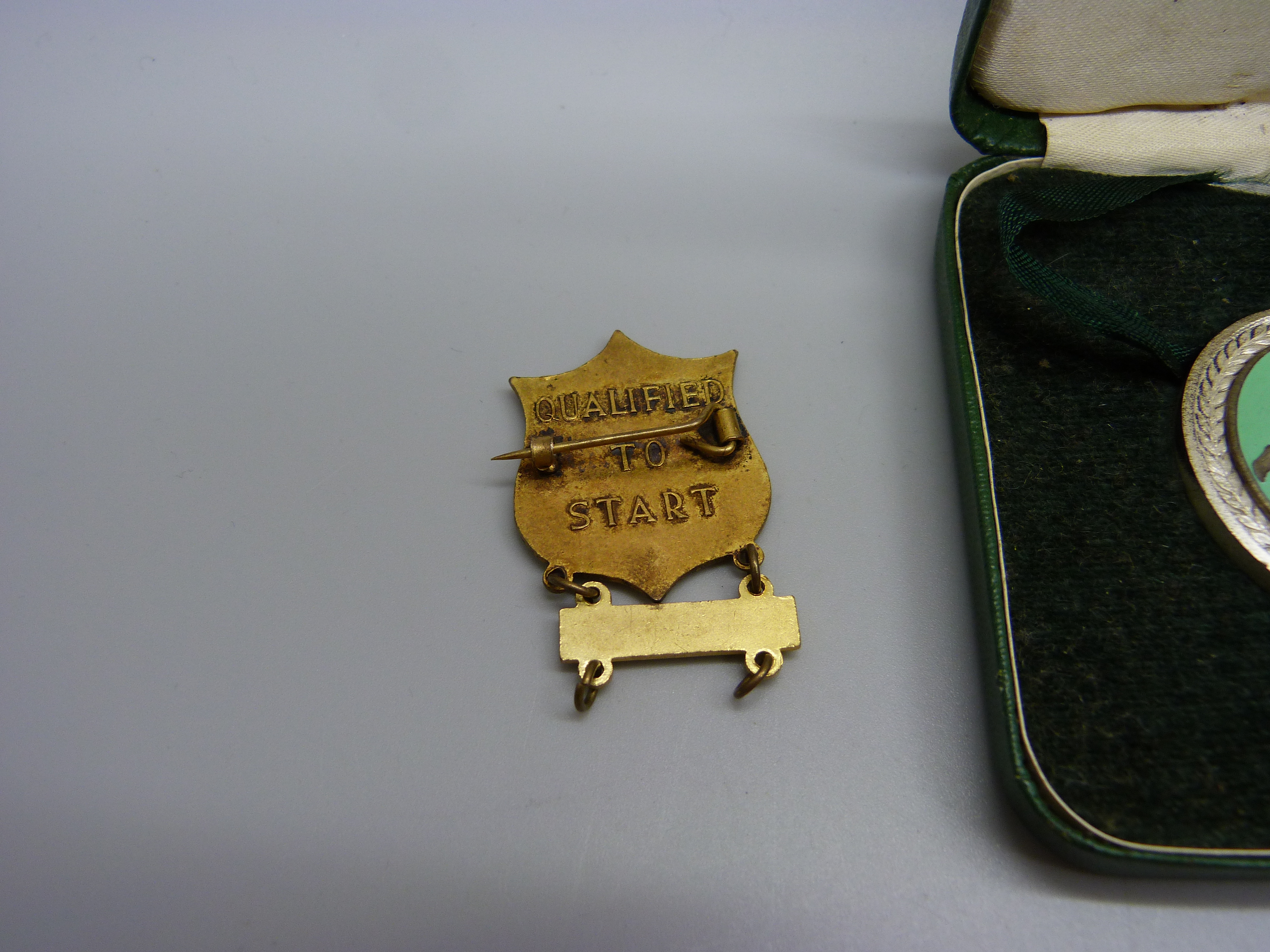 A Manx Grand Prix medallion for completion of the course, cased, together with a badge for - Bild 3 aus 3