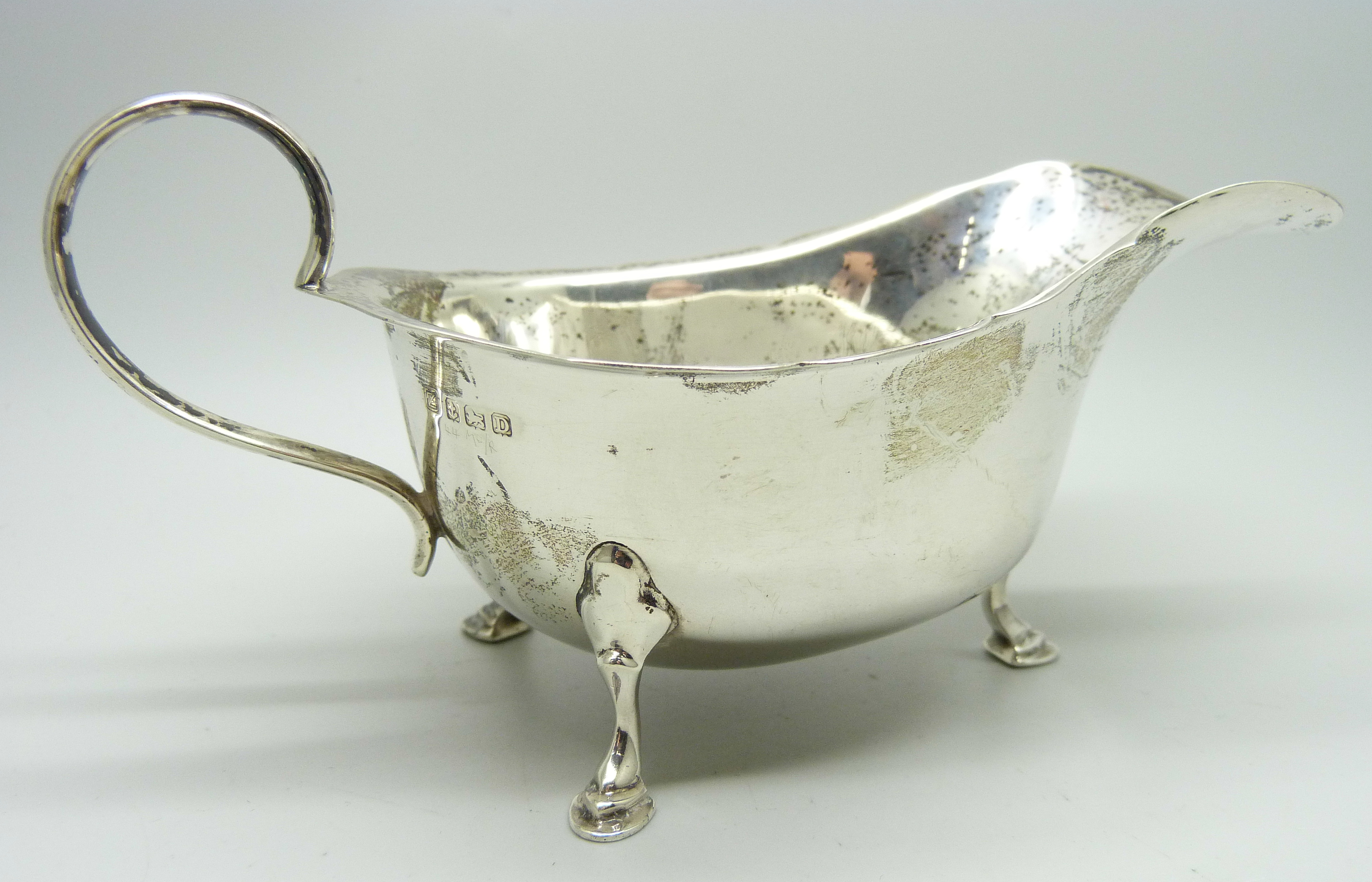 A silver sauce boat, Birmingham 1928, 100g - Image 2 of 5
