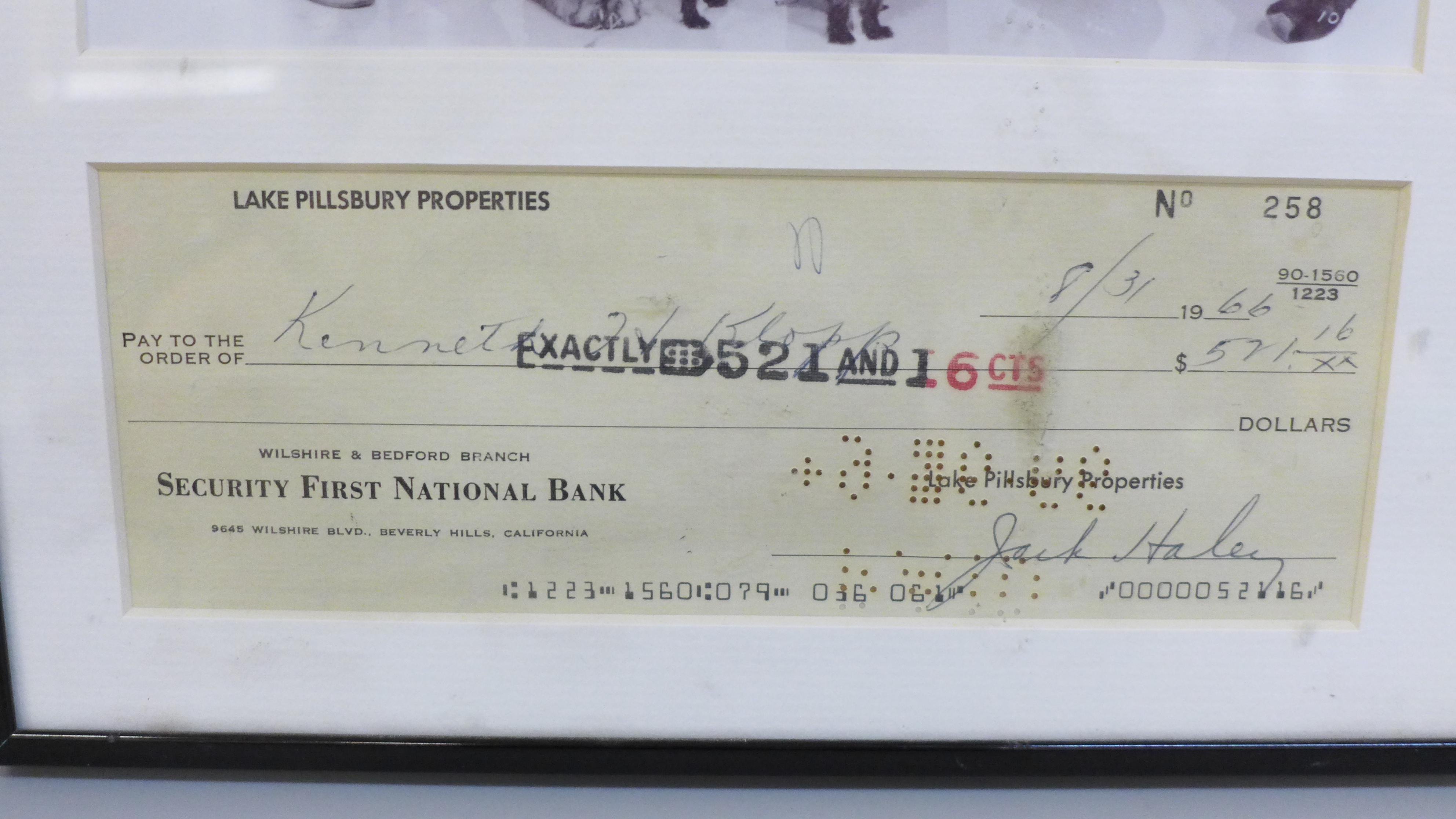 A Jack Haley (Wizard of Oz) autograph cheque and photograph display with Rutland Autographs AFTAL - Bild 3 aus 4