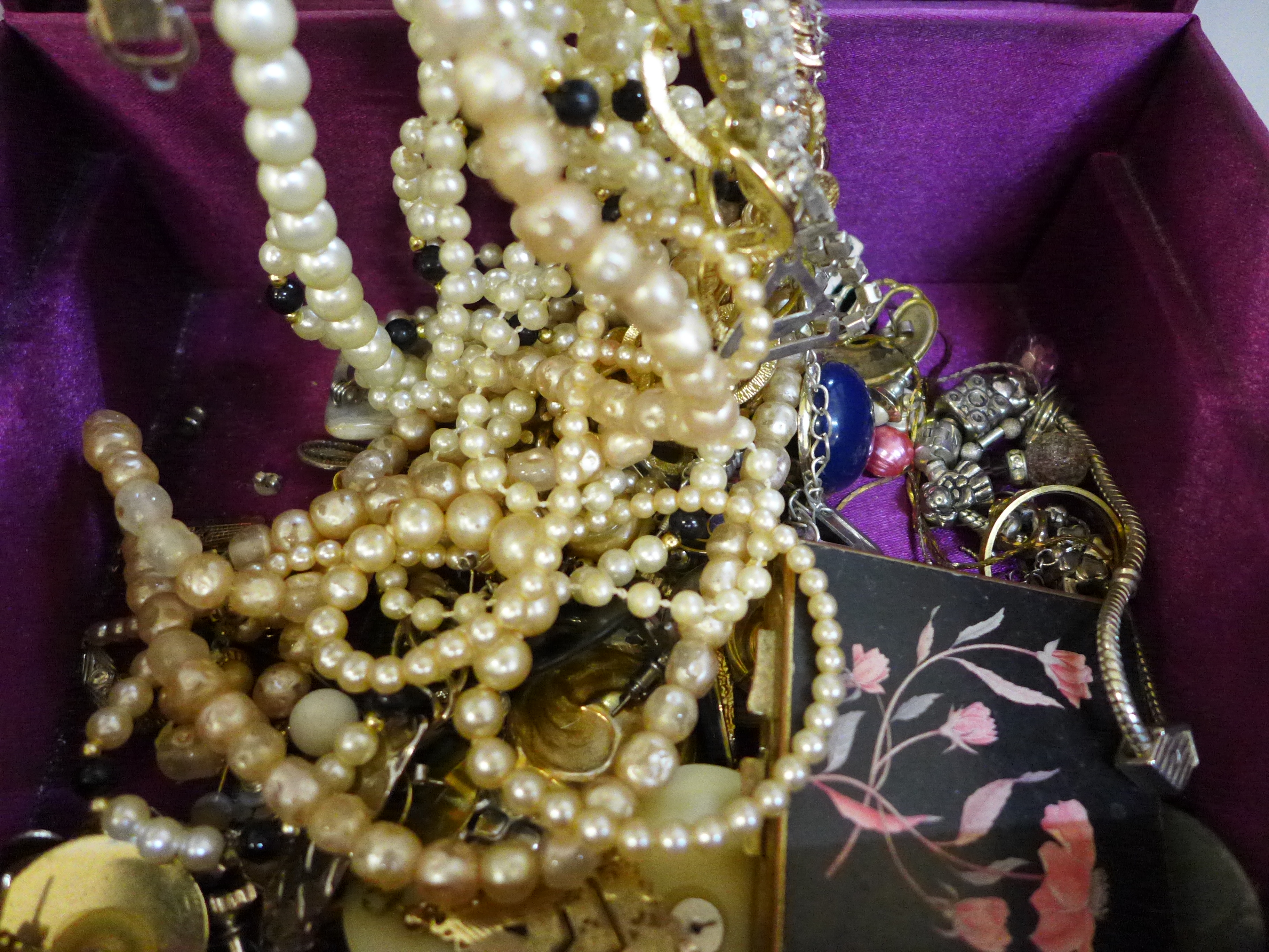 A box of costume jewellery - Image 2 of 3