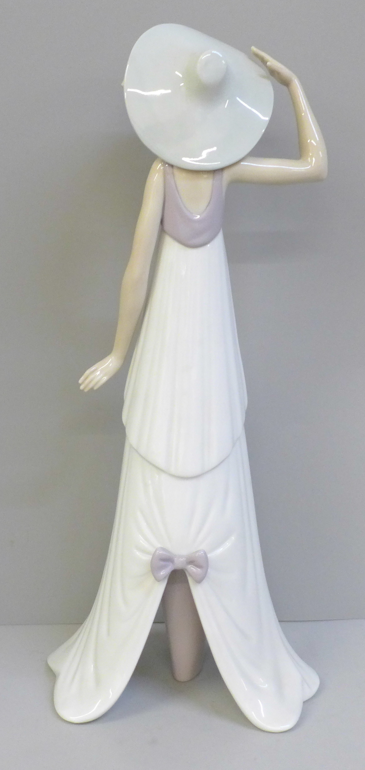 A Lladro figure of a girl wearing a sun hat, 6236 backstamp, 35.5cm - Image 4 of 4