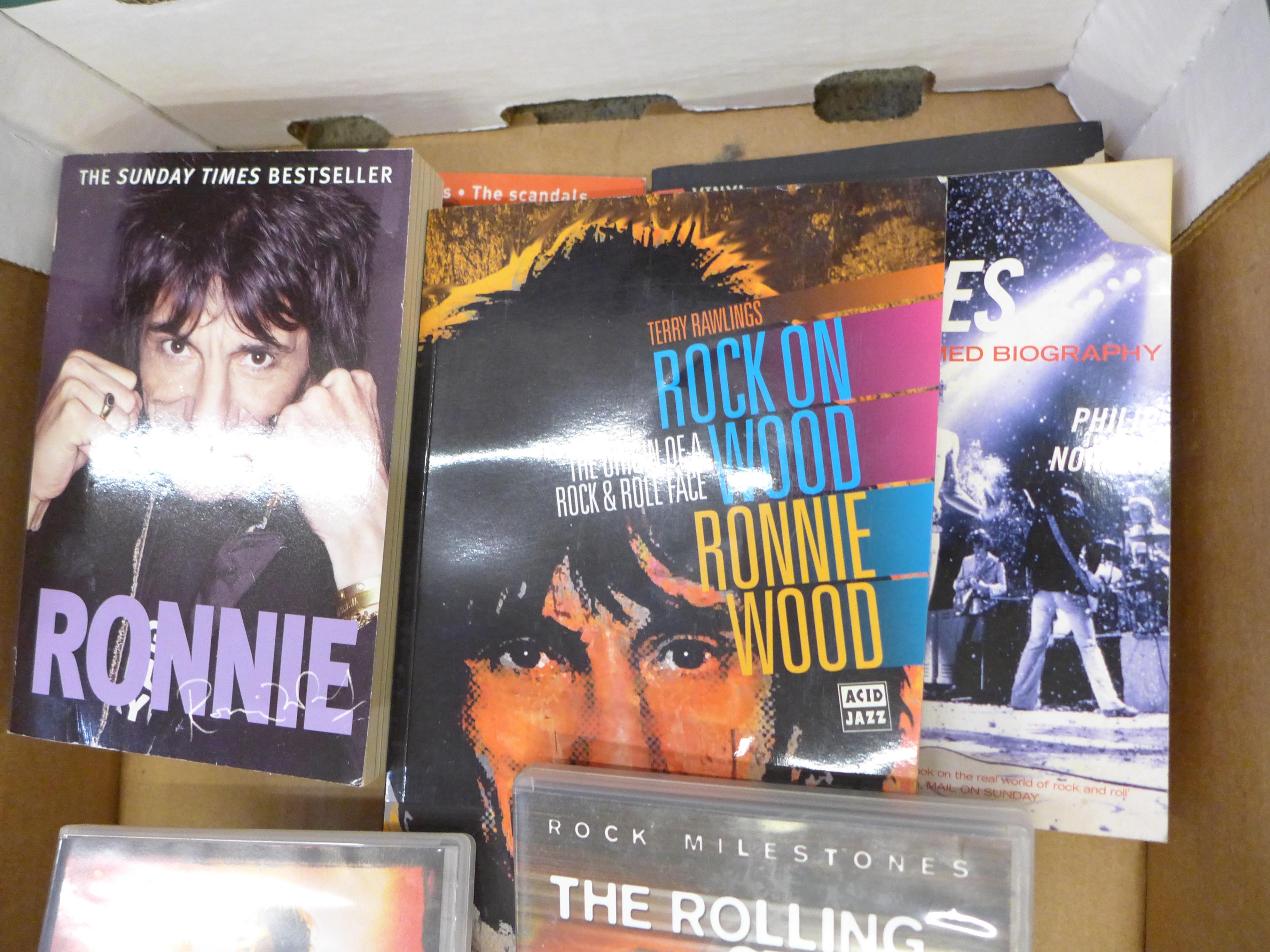 A box of Rolling Stones books and DVDs and a 'Get Yer Ya-Ya's Out' CD and DVD box set - Bild 3 aus 4