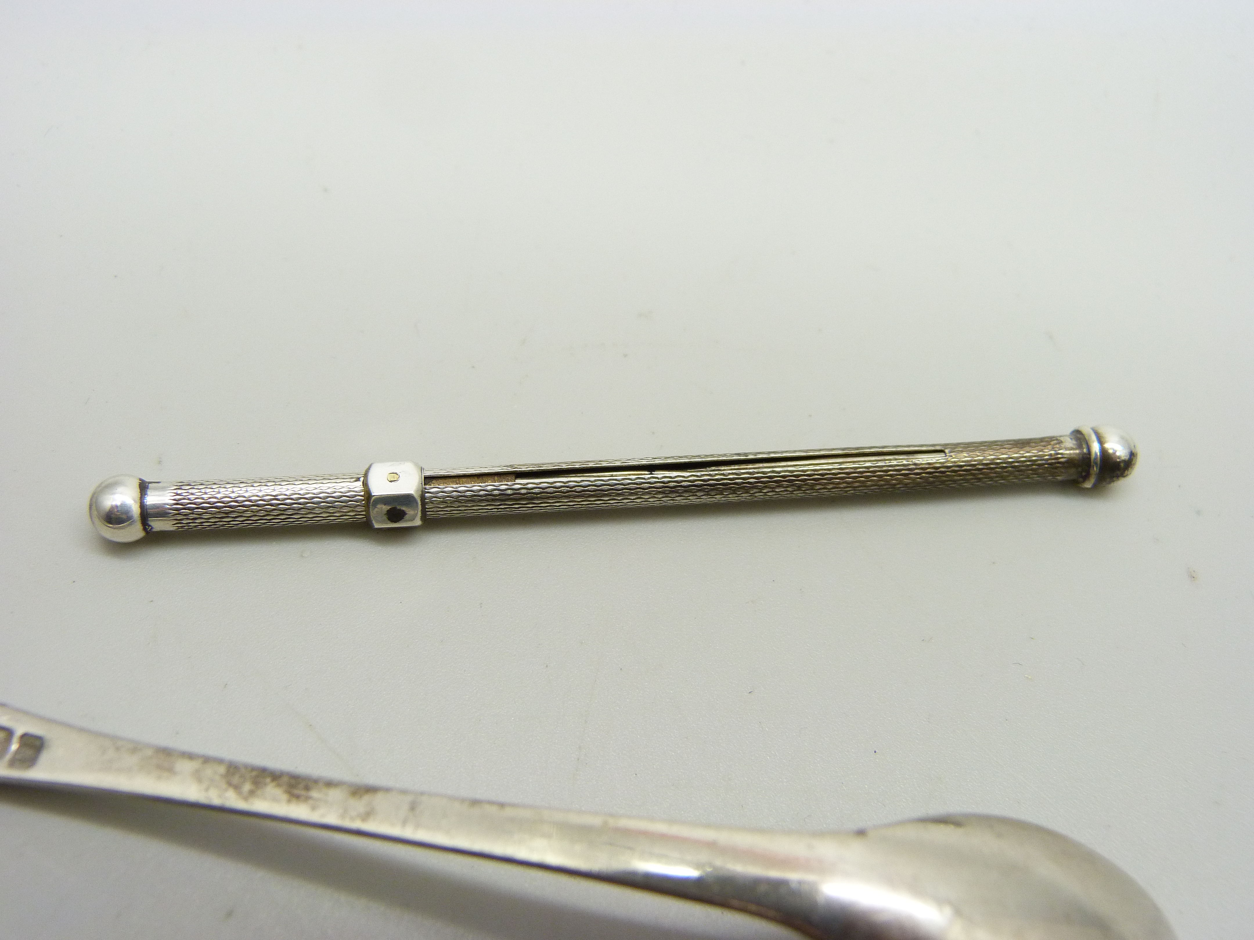 A silver swizzle stick, a silver spoon and a silver butter knife, 26g - Bild 3 aus 3
