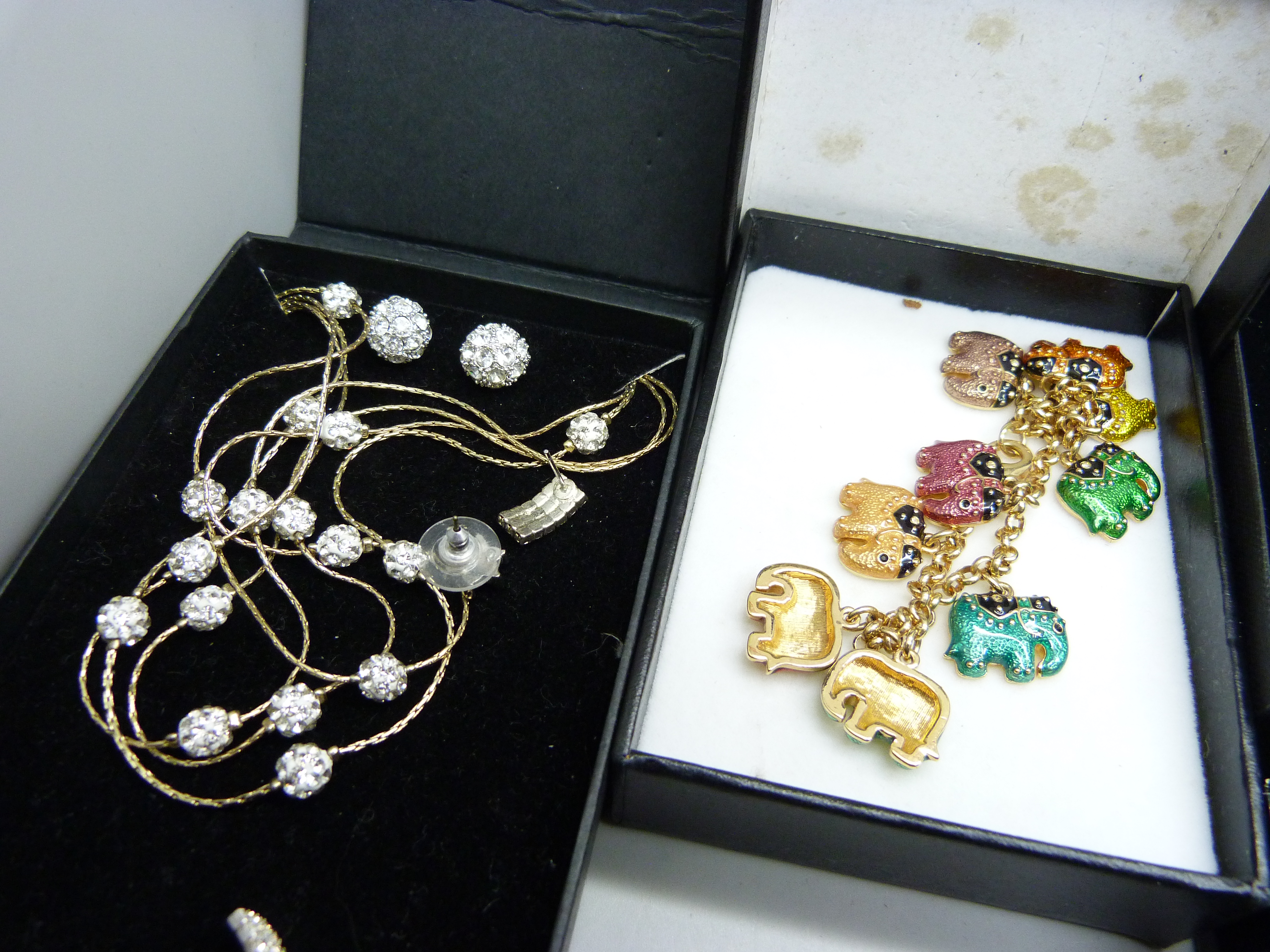 A collection of costume jewellery - Bild 2 aus 6