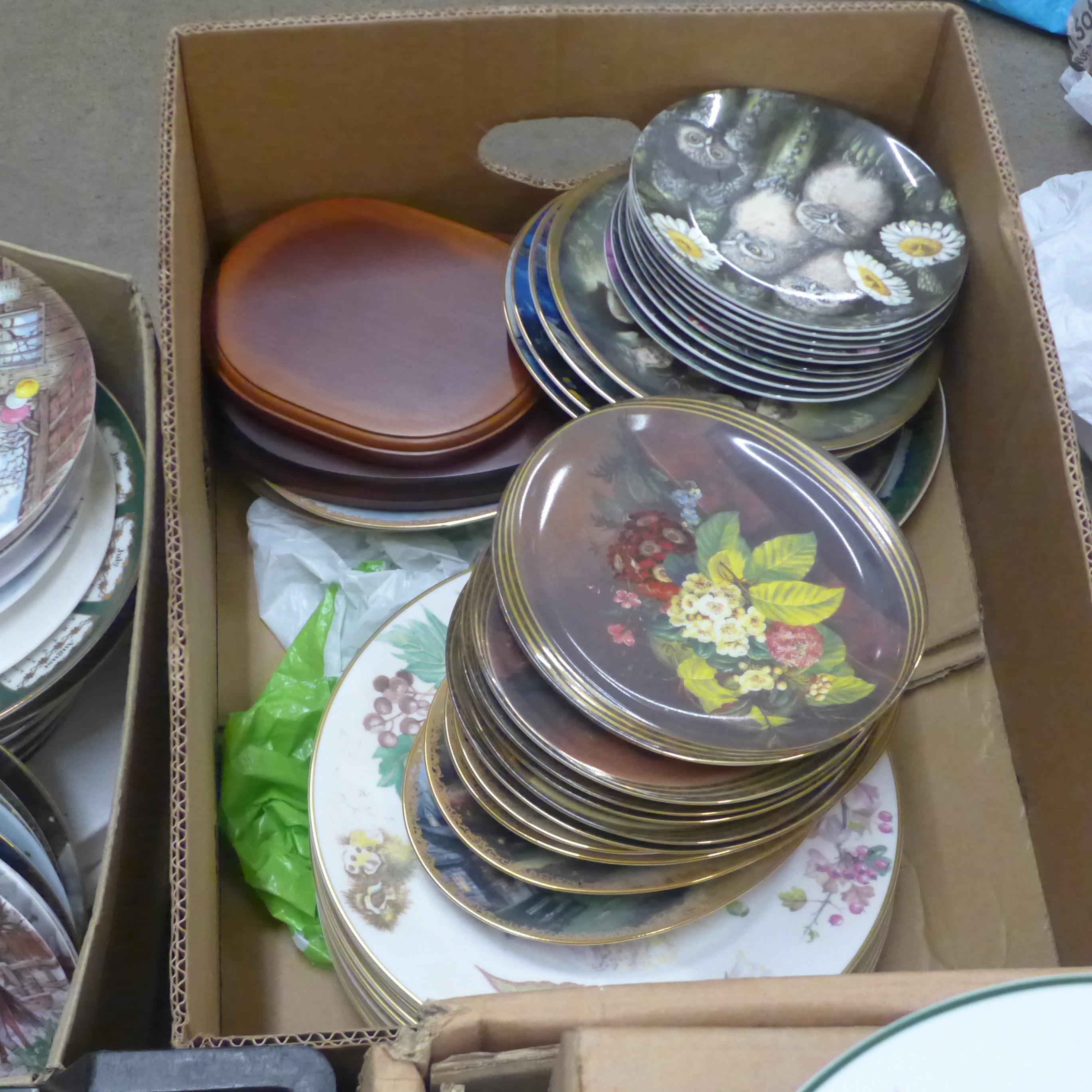 Five boxed of mixed collectors plates, some with boxes **PLEASE NOTE THIS LOT IS NOT ELIGIBLE FOR - Image 5 of 5