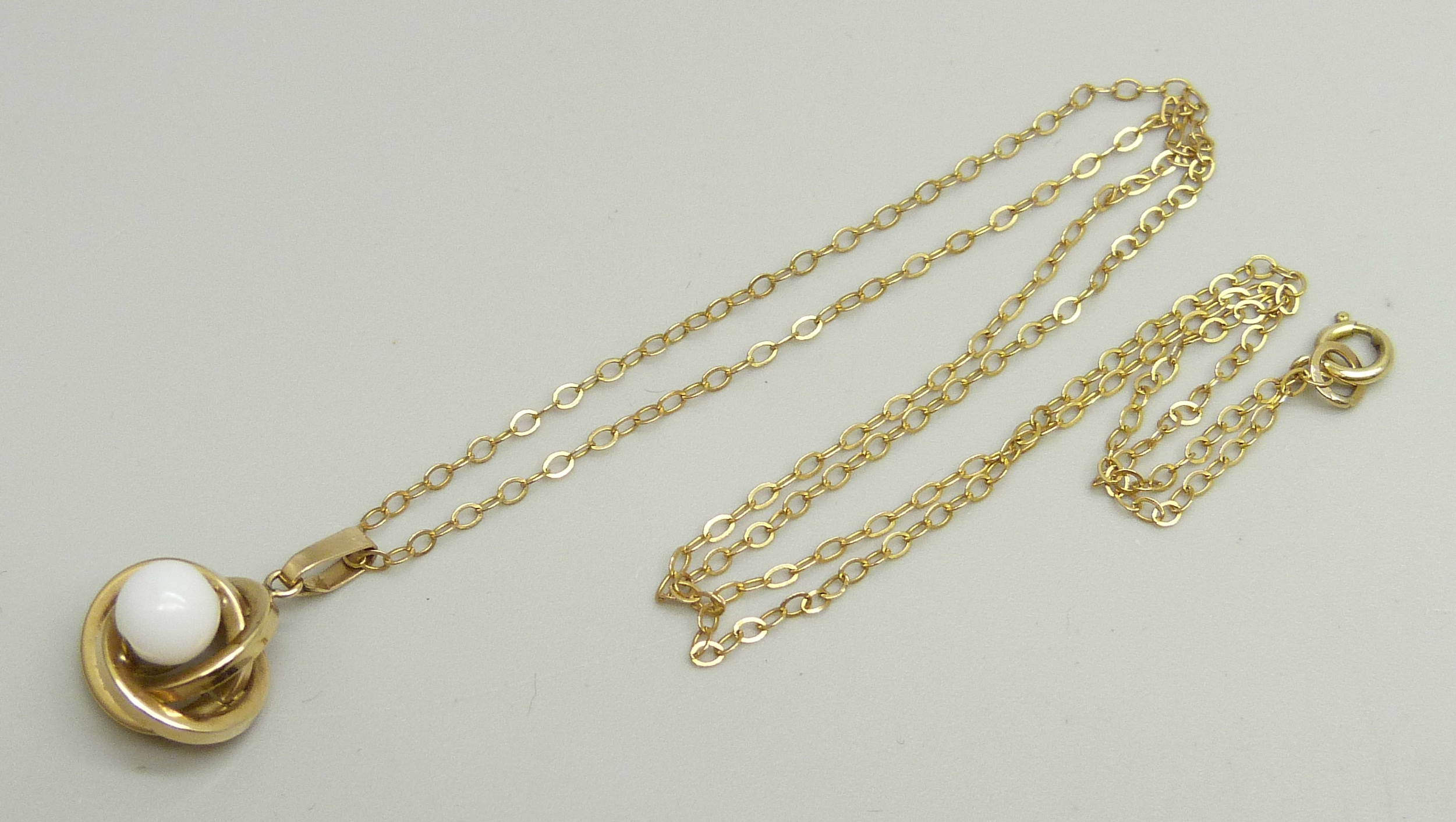 A yellow metal and bead pendant on a fine 9ct gold chain, 44cm, 1.6g