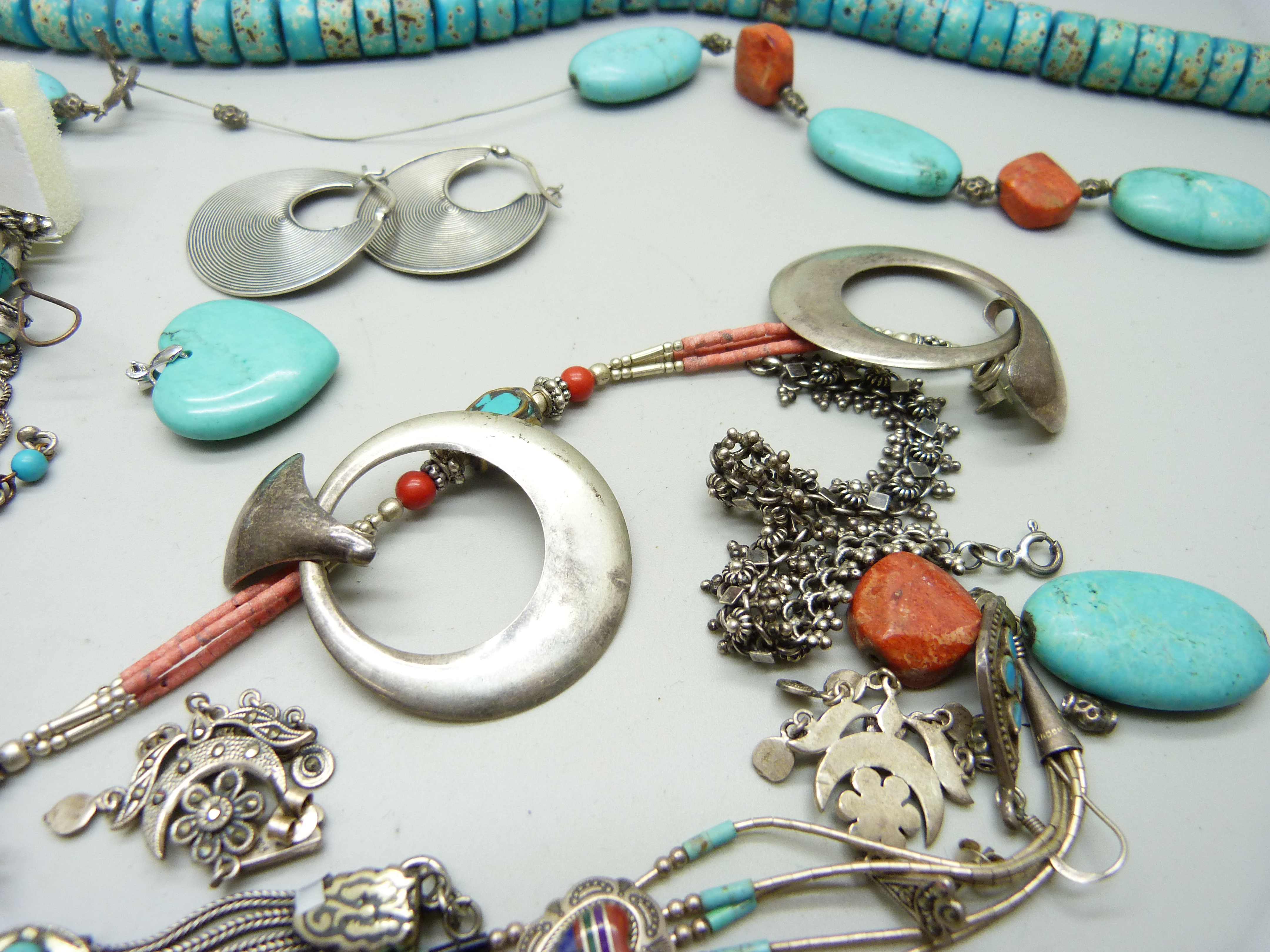 A collection of silver jewellery including three pairs of earrings, three rings, two pendants and - Bild 5 aus 6