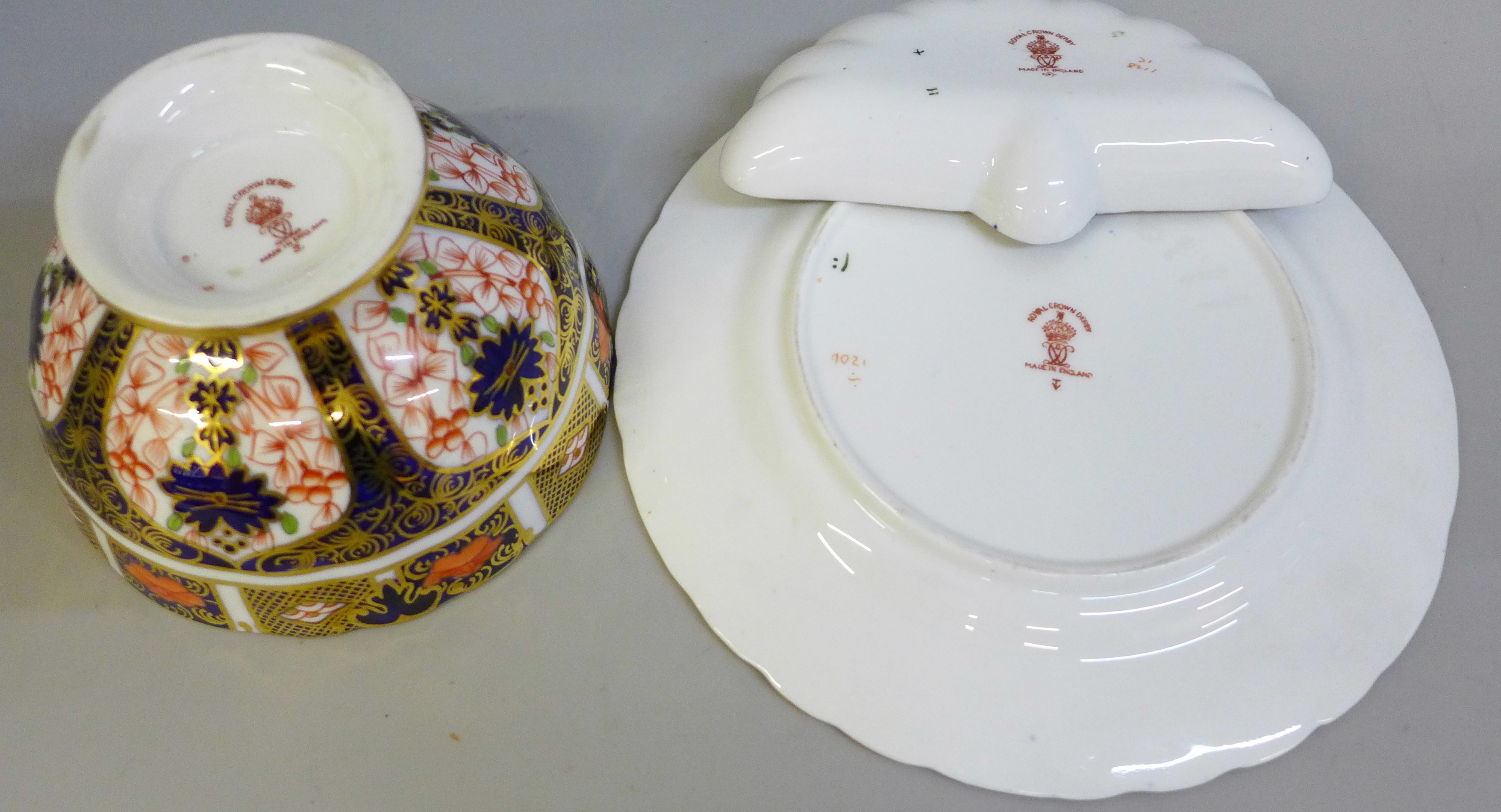 A Royal Crown Derby 1128 Imari shell shaped pin dish, small footed bowl and a tea plate - Image 2 of 2