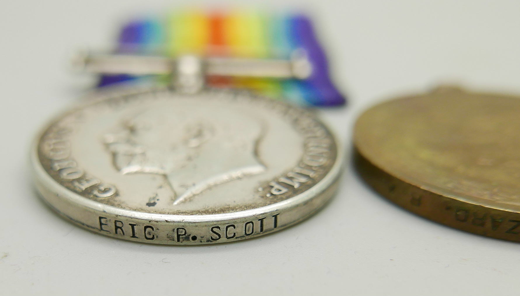 Two WWI medals, Victory Medal to 801406 A. Sjt. T. Gozzard RA, the War Medal marked Eric P. Scott - Bild 2 aus 4