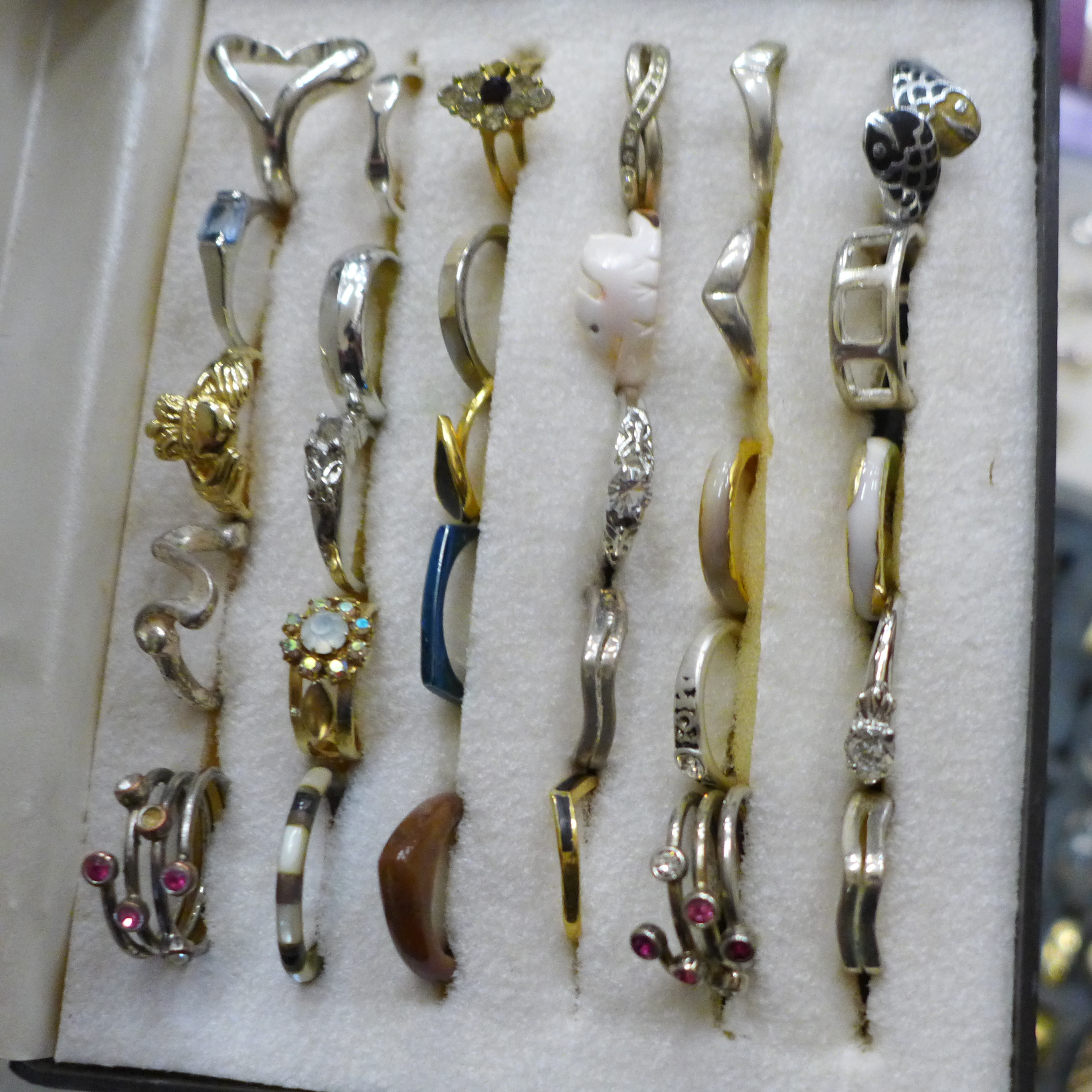 A box of mixed costume jewellery, earrings, fashion rings, bead necklaces, etc., and a set of Thomas - Bild 4 aus 6