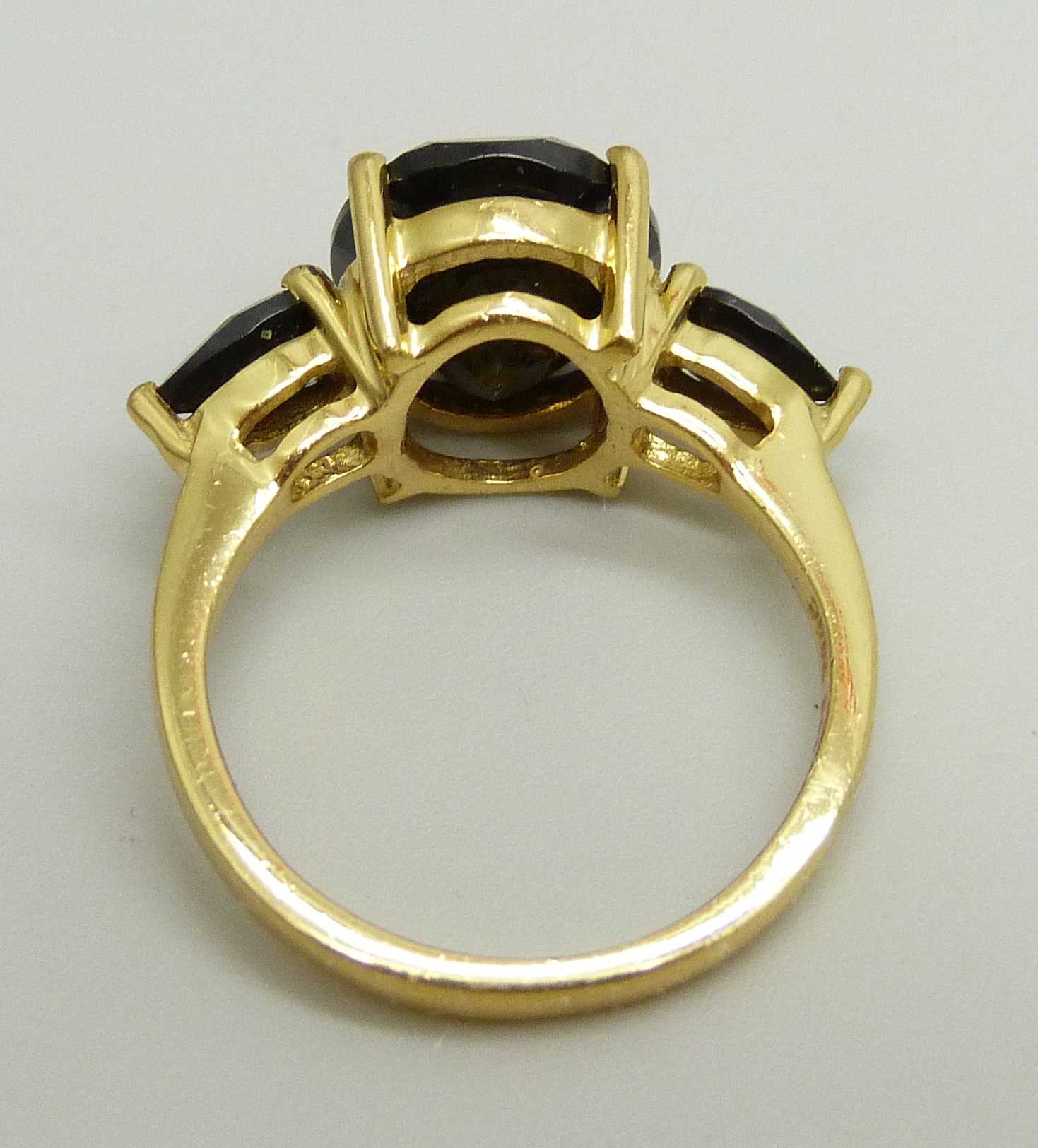 A silver gilt ring set with three black stones, O - Image 3 of 3