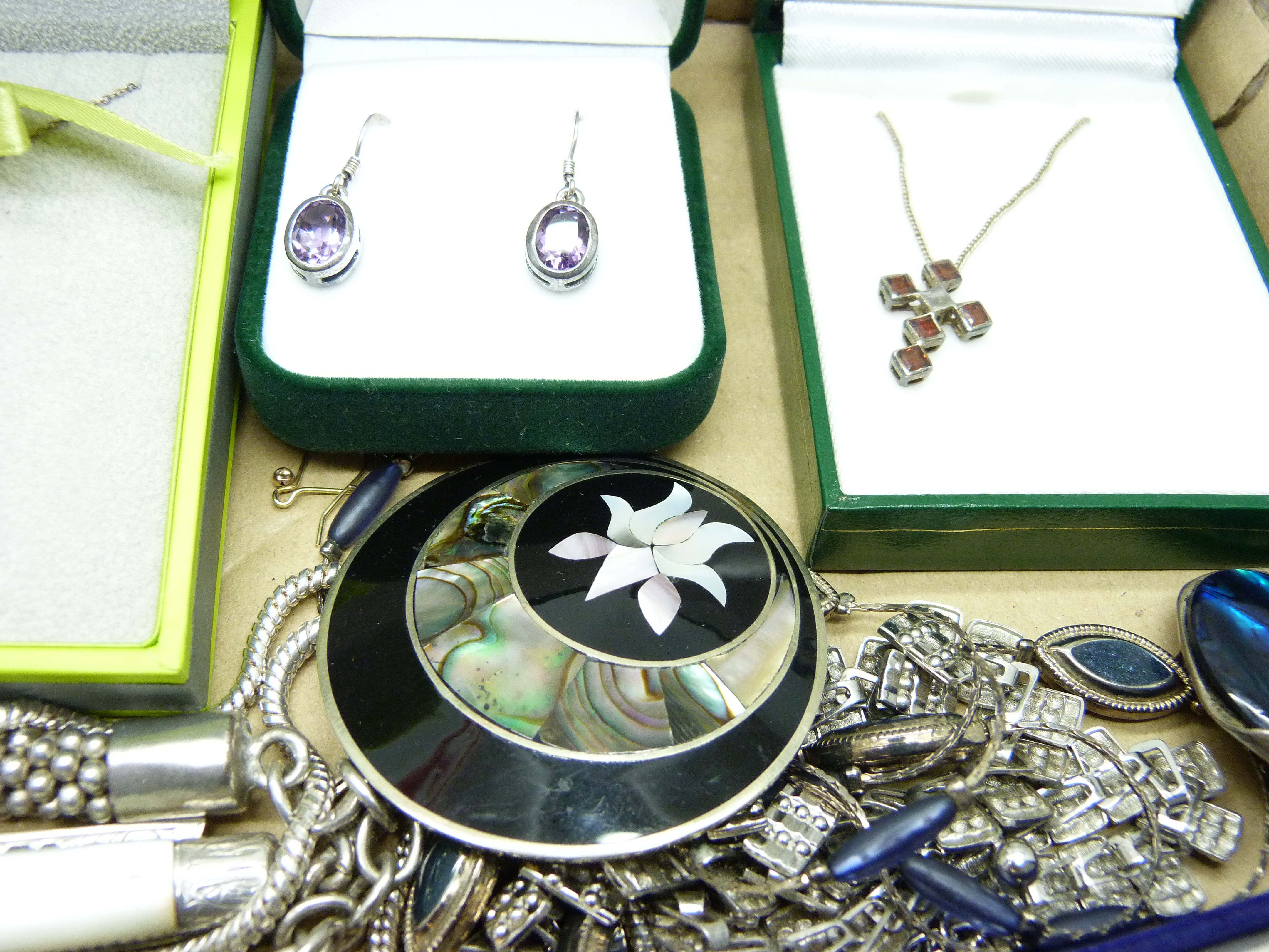 A collection of silver jewellery including three silver pendants on chains, two pairs of earrings, a - Bild 4 aus 5