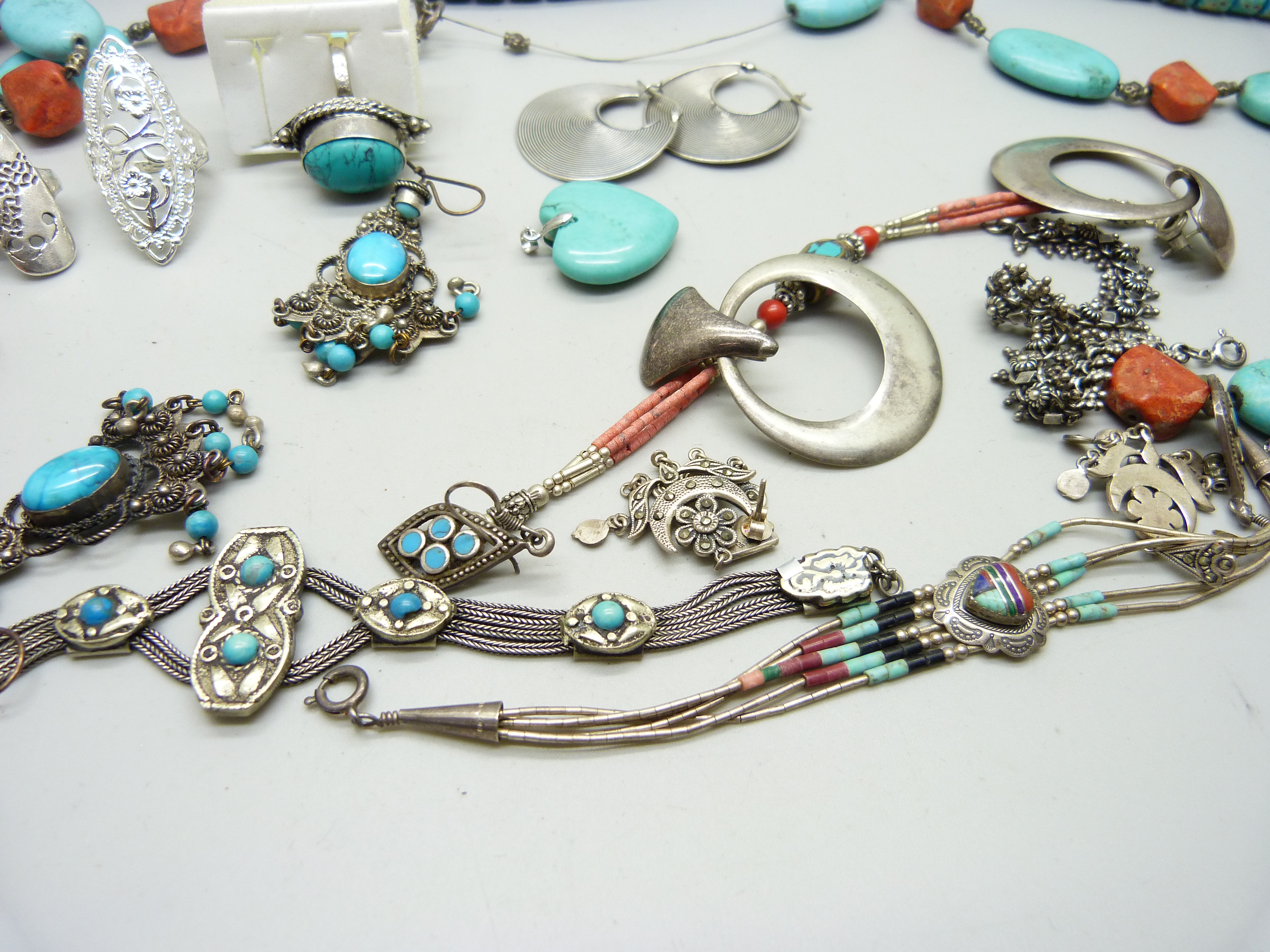 A collection of silver jewellery including three pairs of earrings, three rings, two pendants and - Bild 4 aus 6