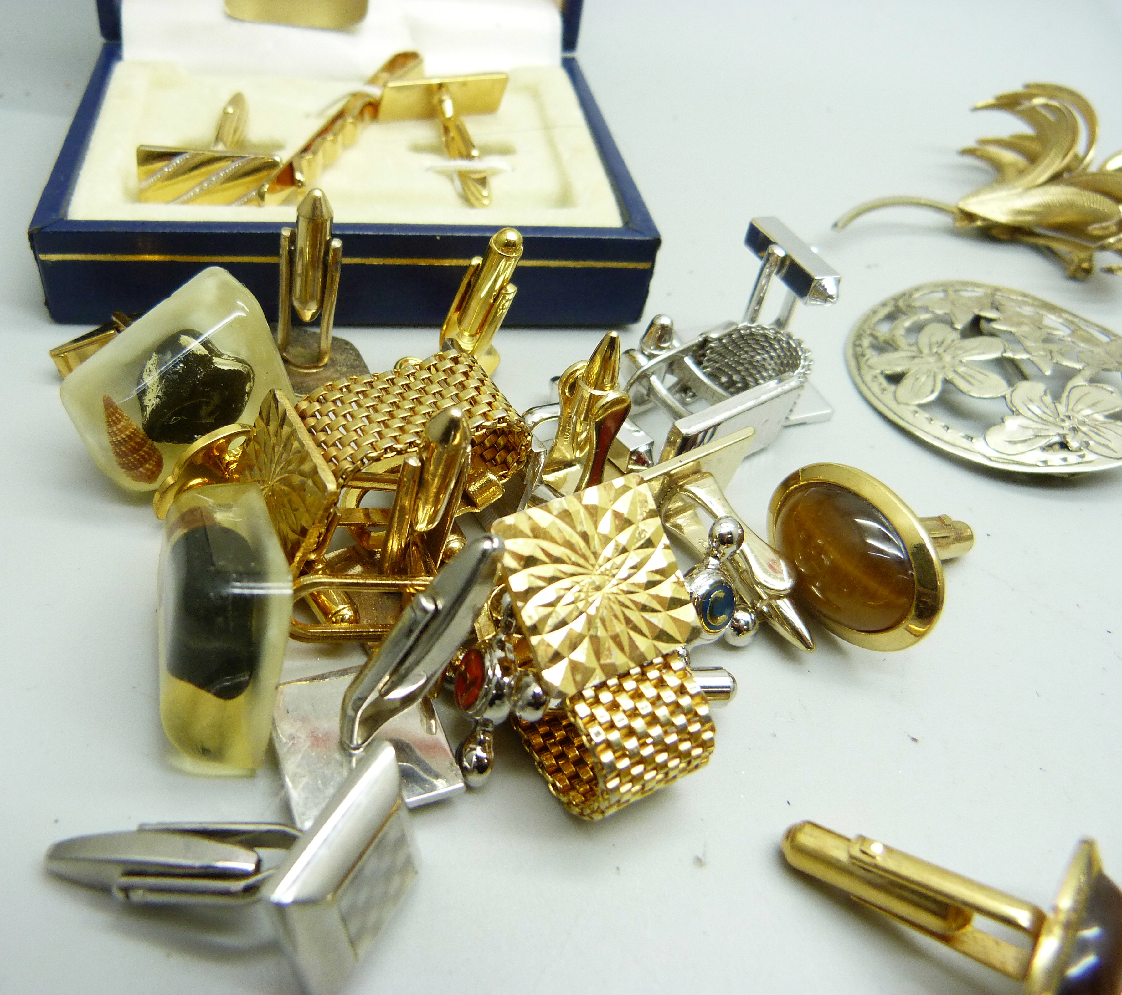 Thirty brooches, eleven pairs of cufflinks and two tie clips - Image 3 of 3