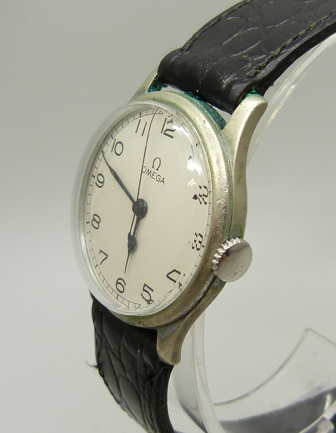 An Omega military Air Ministry wristwatch, 9702428, the case back marked A.M., 6B/159 A1806, 33mm - Bild 2 aus 4