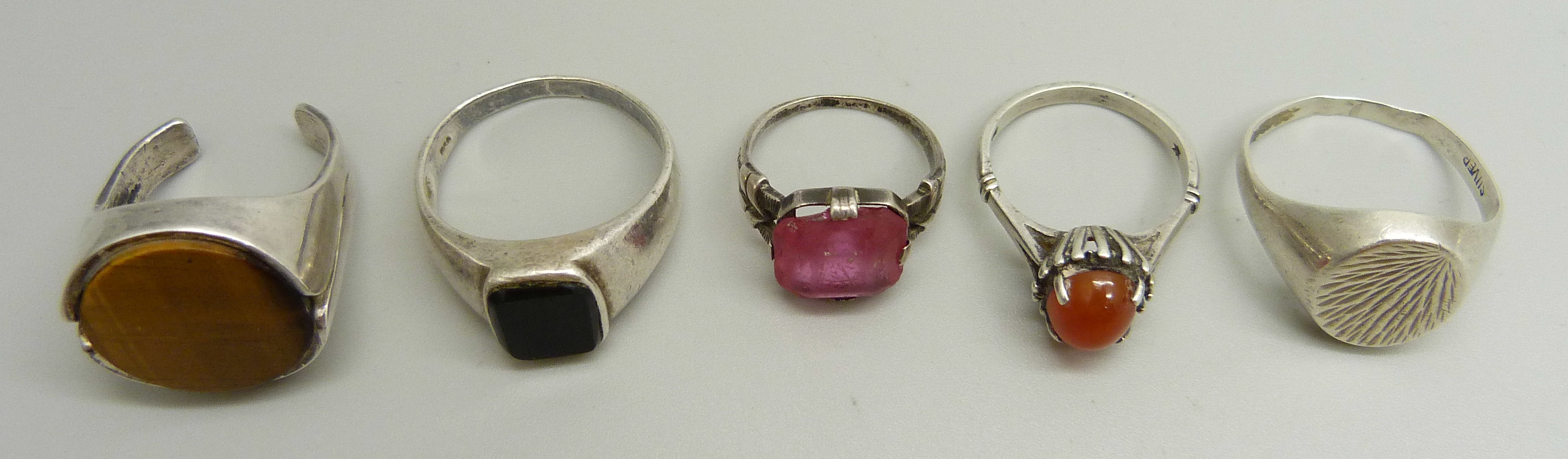 Four silver rings and a white metal ring with pink stone, a/f, 28g - Image 2 of 2