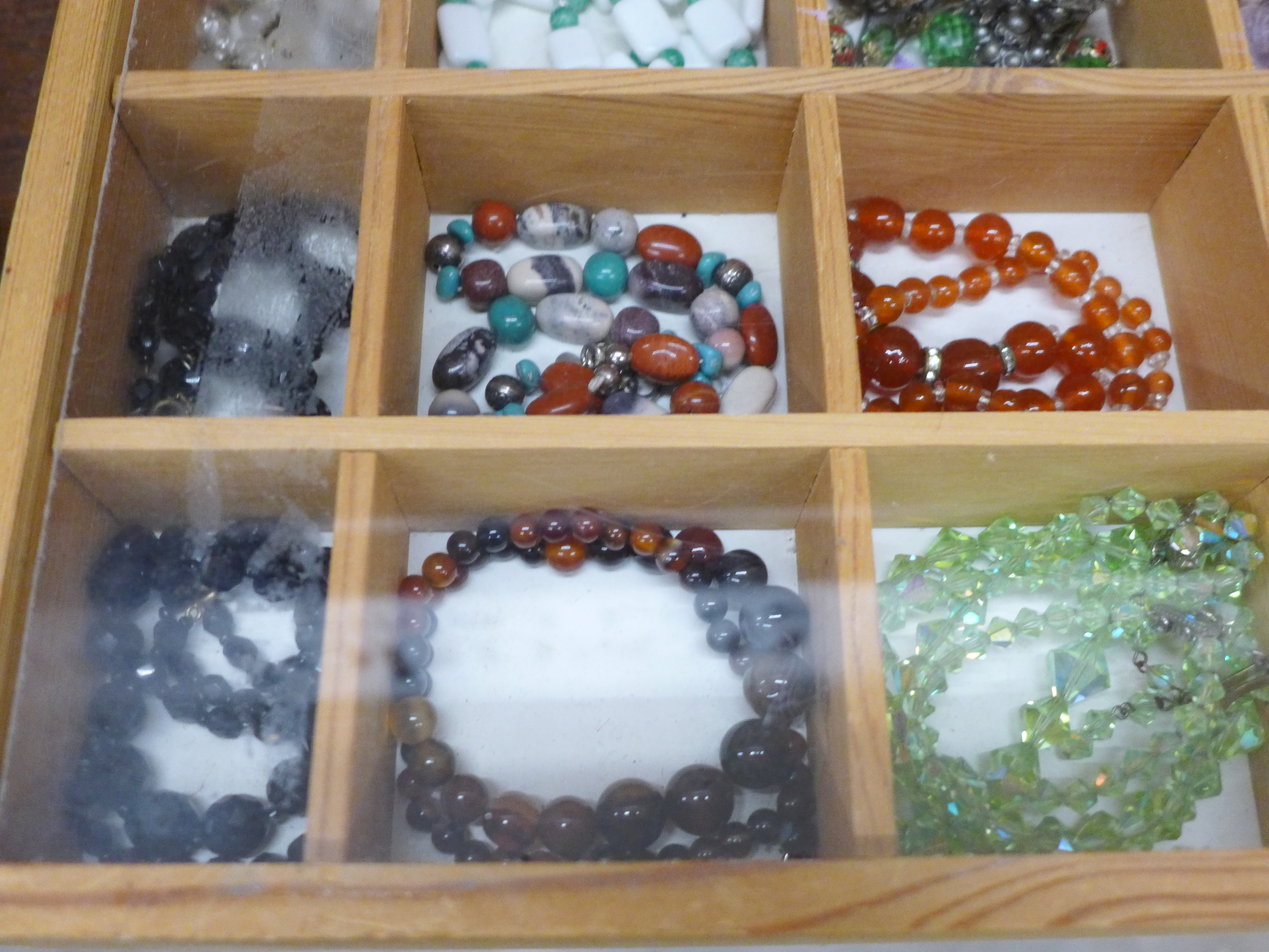 A display case of costume jewellery - Image 5 of 5