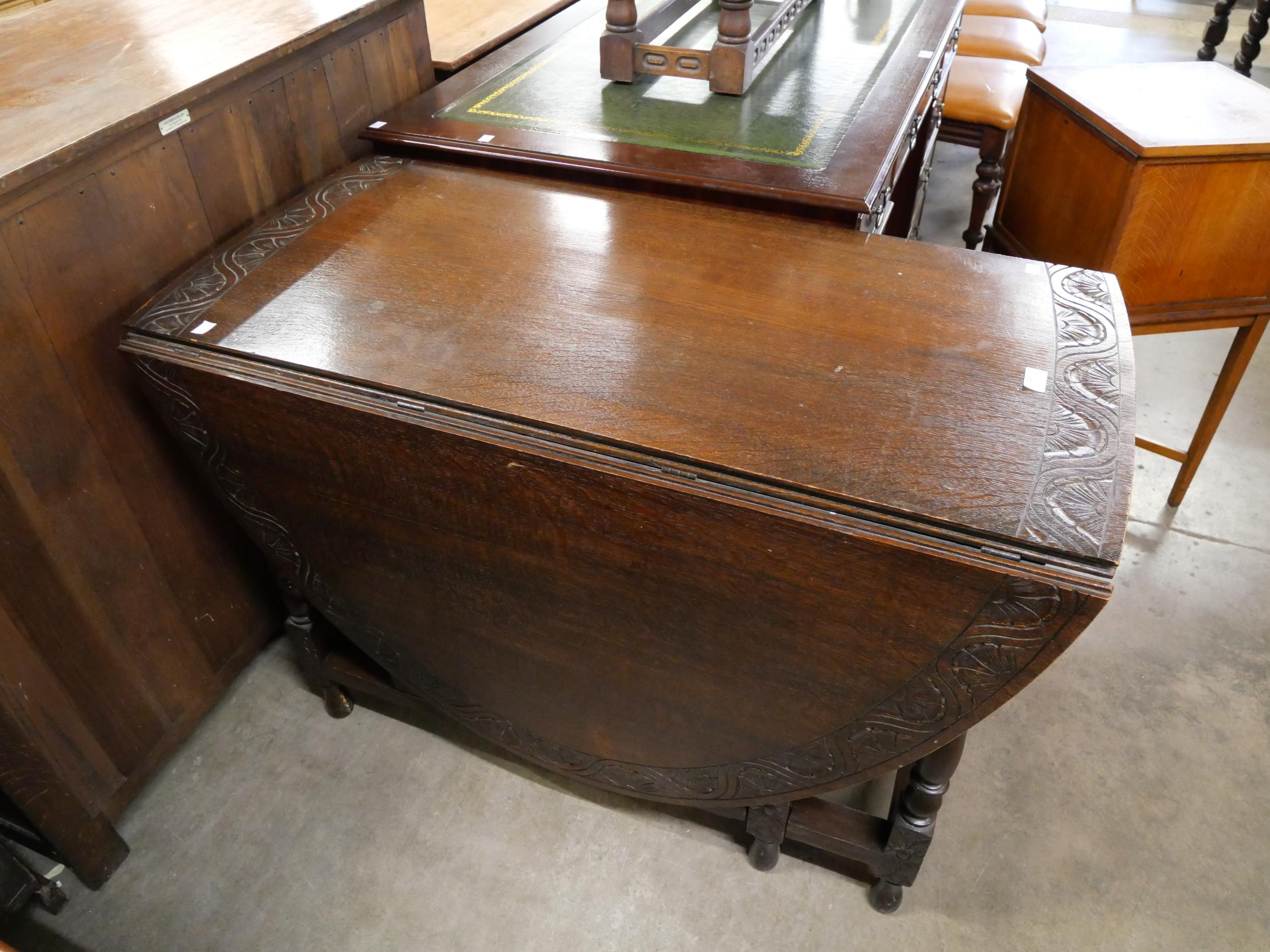 An early 20th Century carved oak gateleg table - Bild 3 aus 3