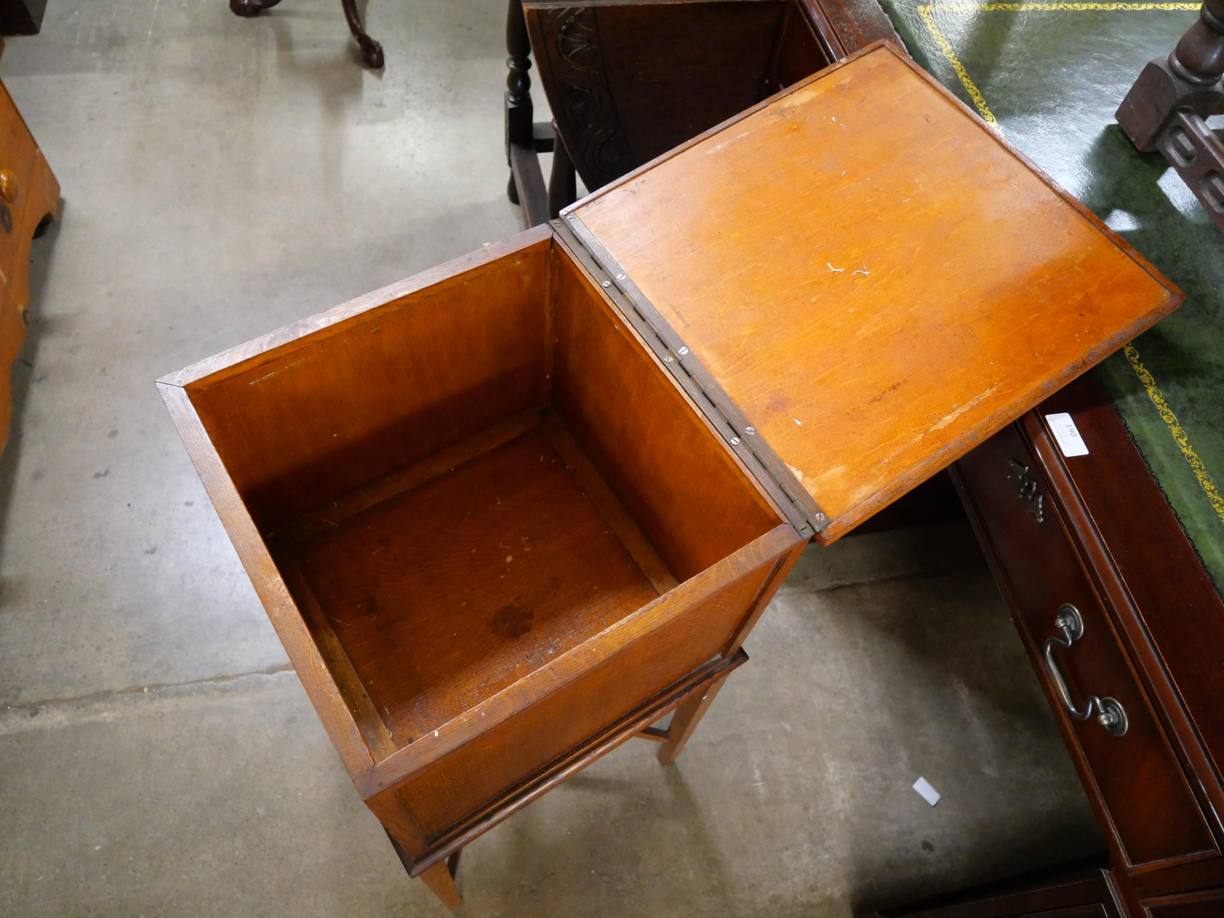 An early 20th Century oak sewing box on stand - Bild 3 aus 3