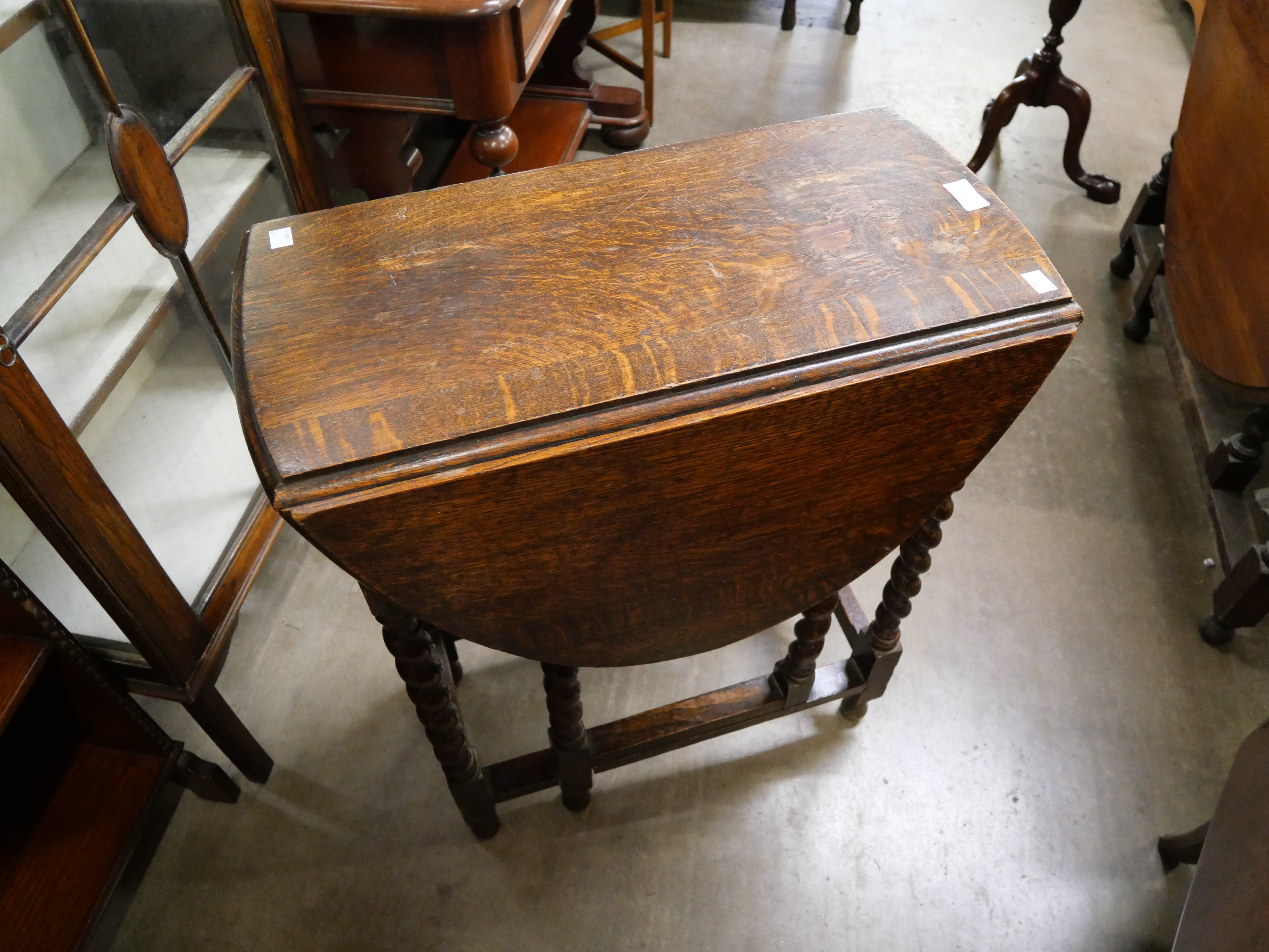 A small early 20th Century oak barleytwist gateleg table - Bild 2 aus 3