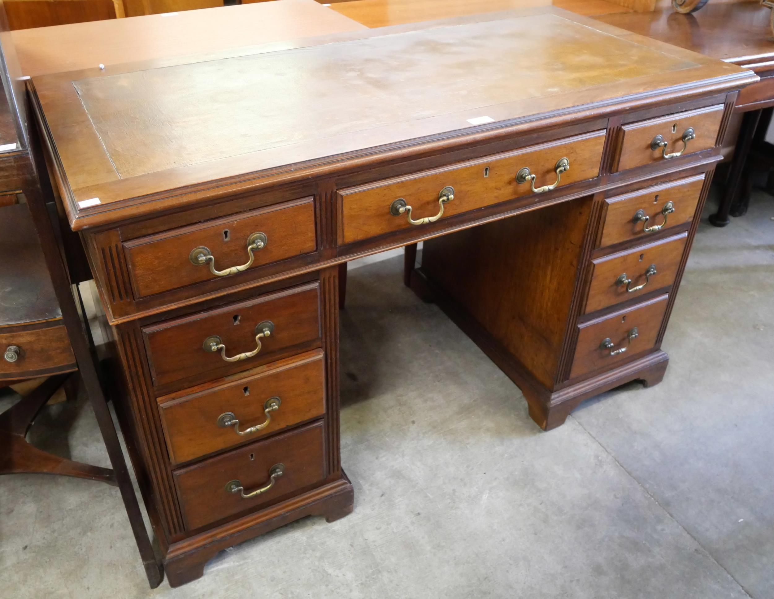 A Victorian mahogany pedestal desk - Image 3 of 4