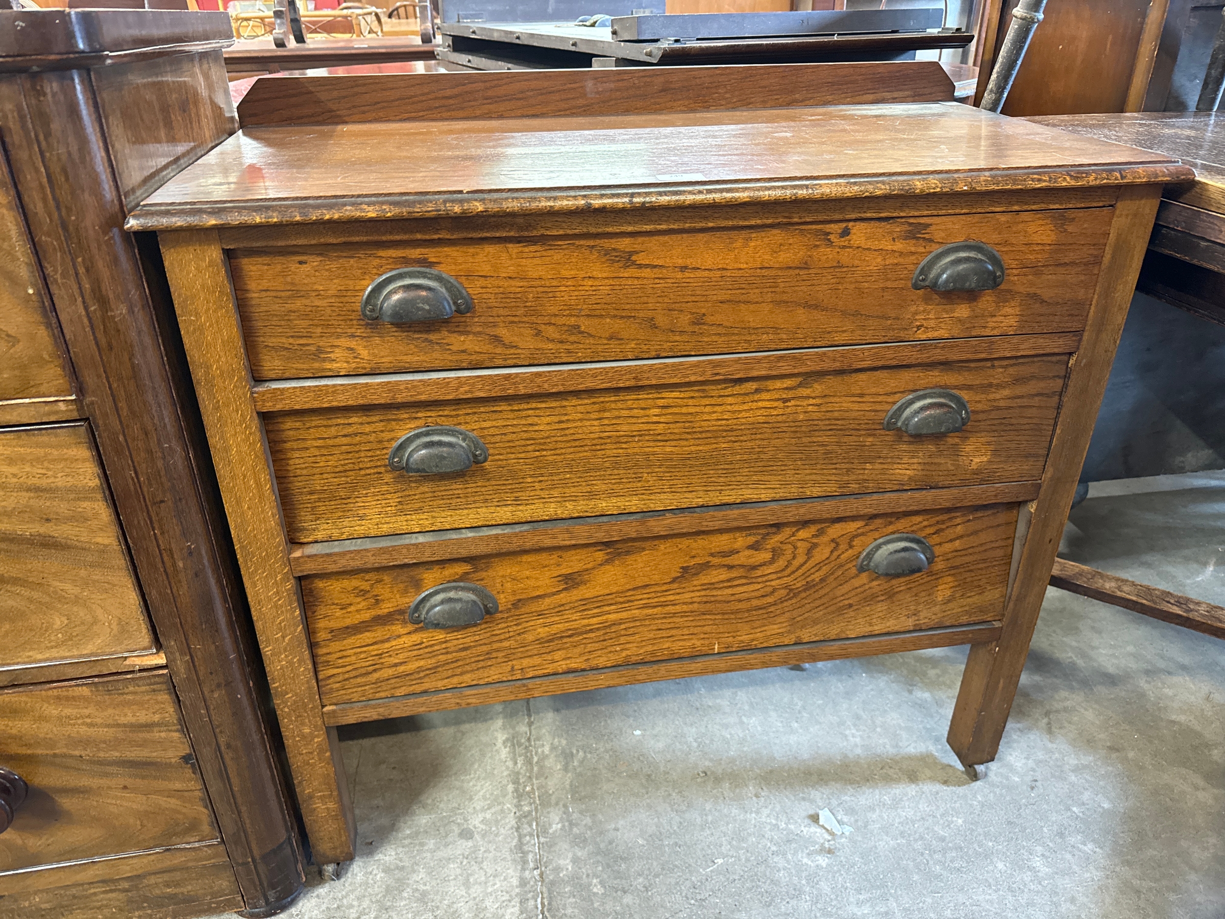 An oak chest of drawers