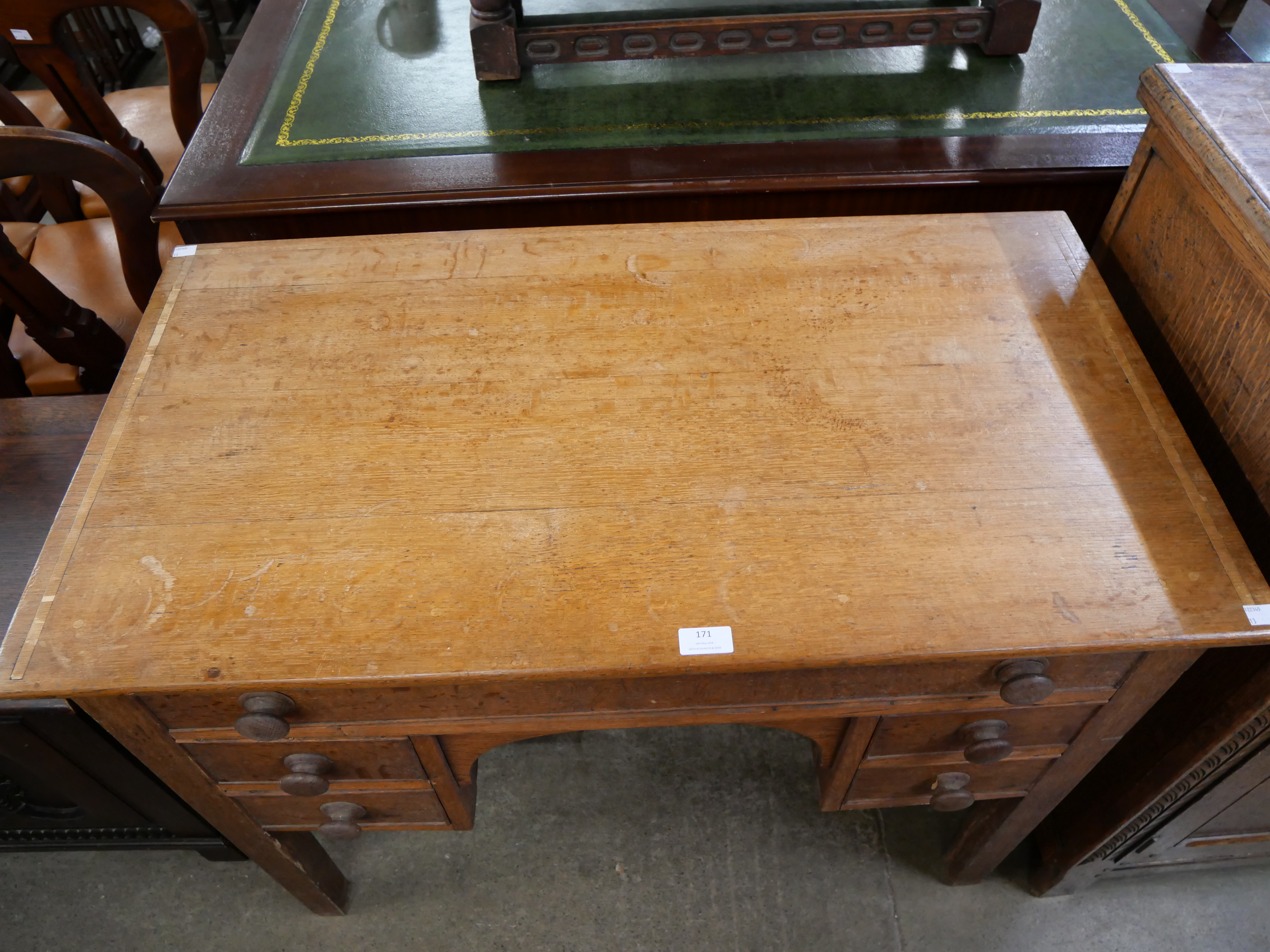 A Victorian oak five drawer side table - Bild 2 aus 3