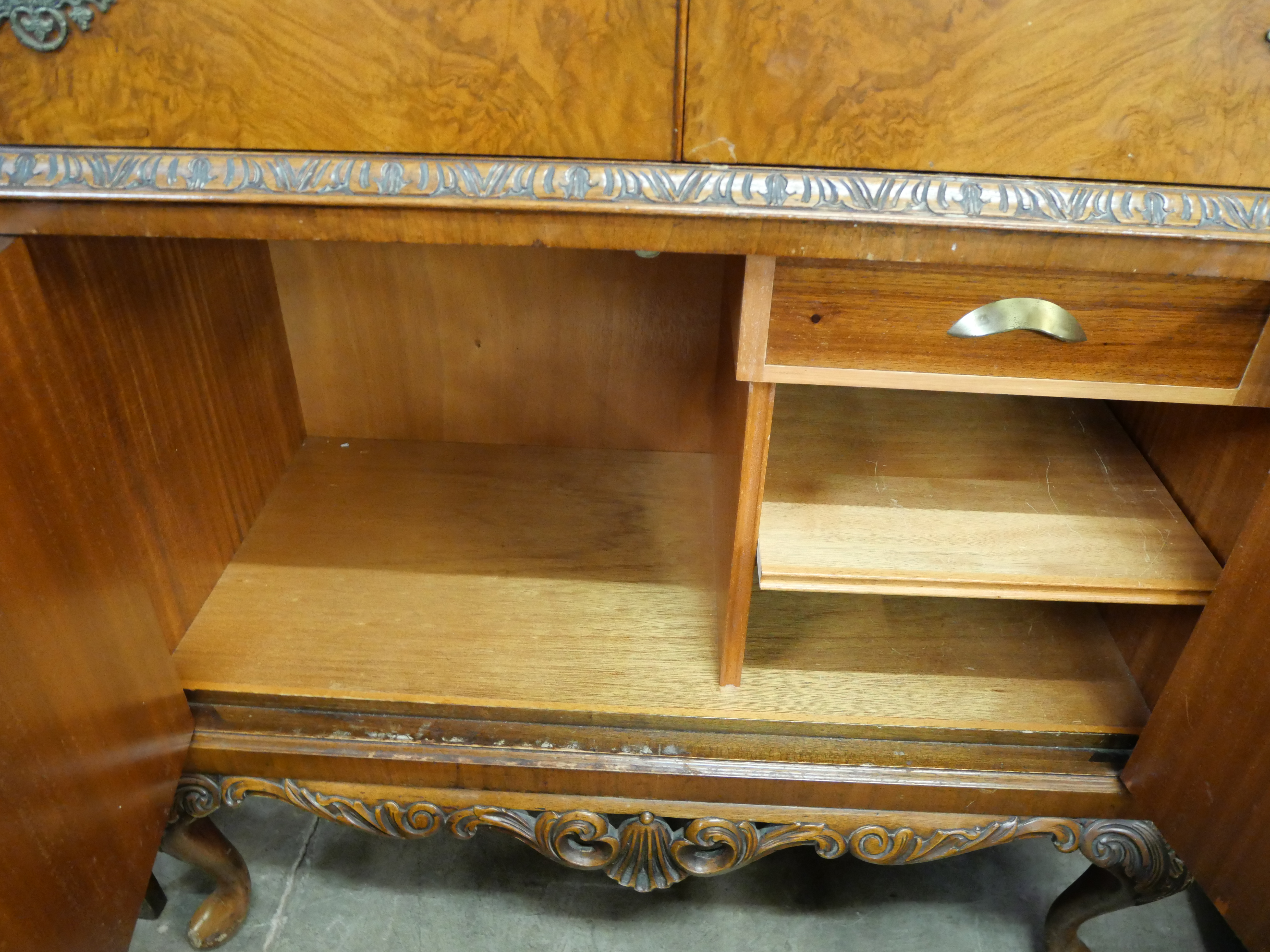 A Queen Anne style figured walnut cocktail cabinet - Image 6 of 7