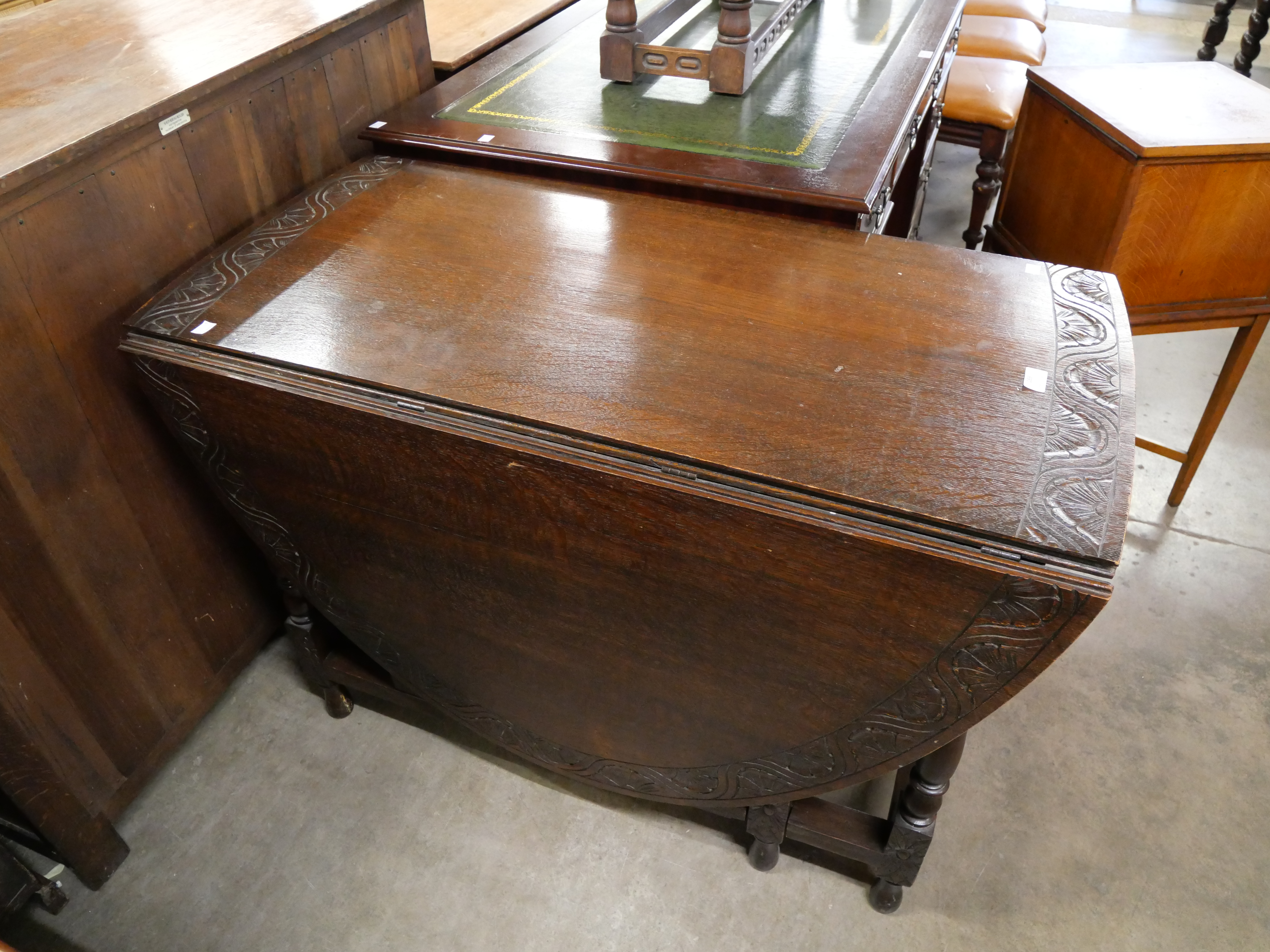 An early 20th Century carved oak gateleg table - Image 2 of 3