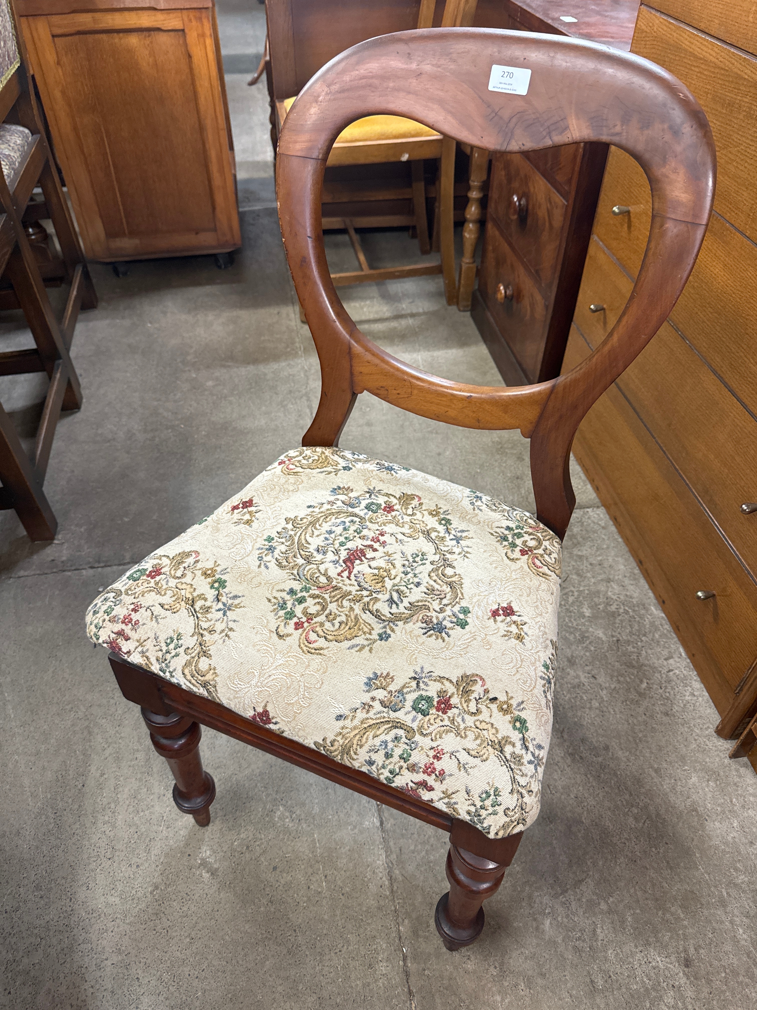 A set of three Victorian mahogany balloon back dining chairs - Bild 2 aus 2