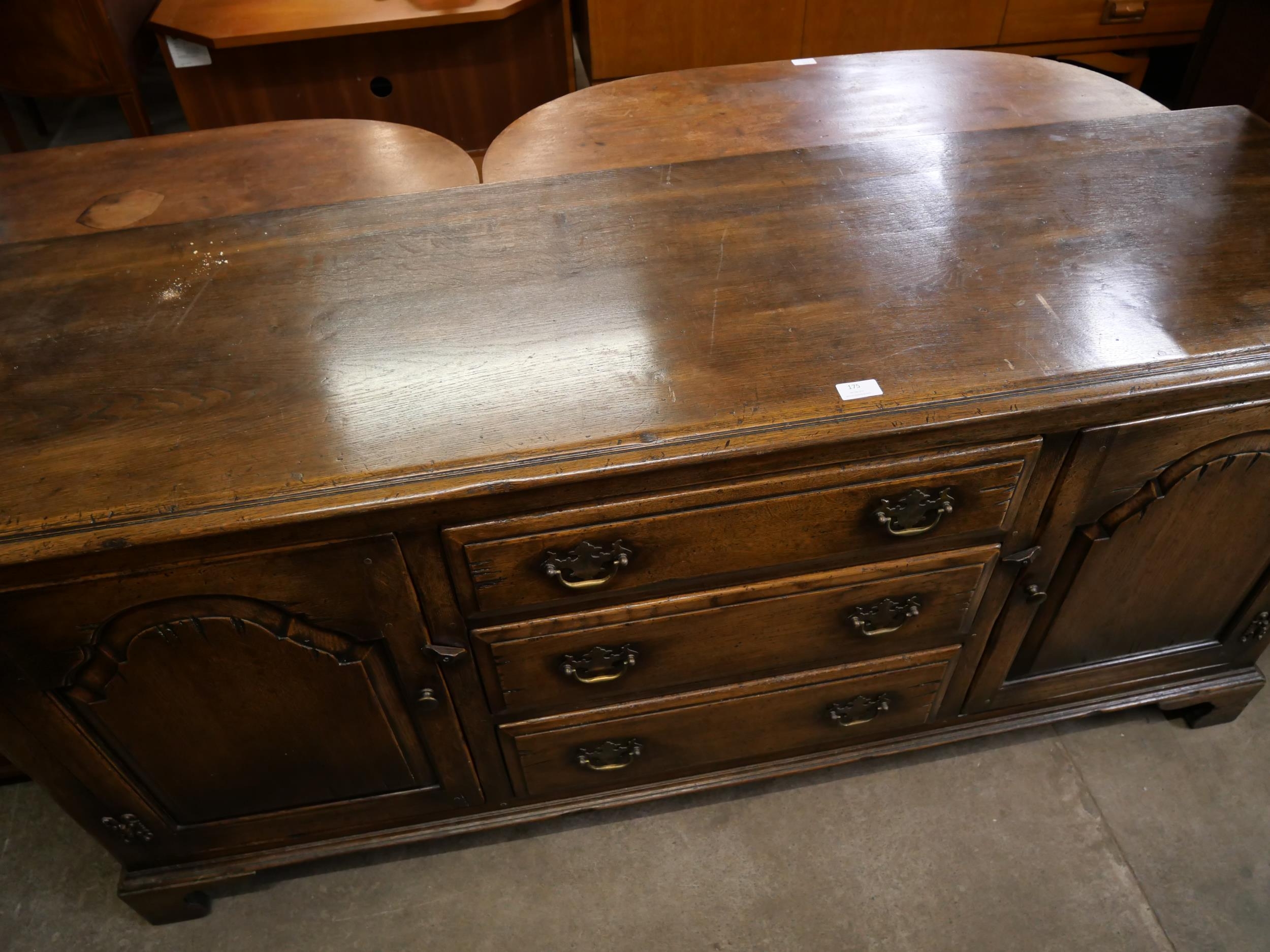 A George II style oak dresser - Image 3 of 3