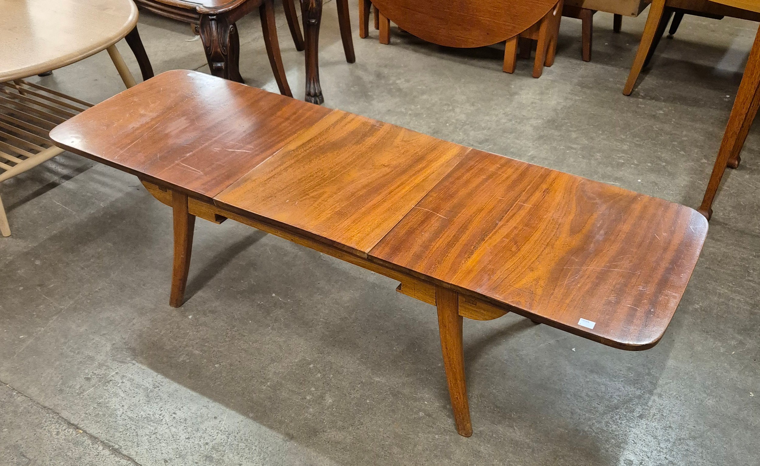 A walnut rectangular extending coffee table - Bild 2 aus 2
