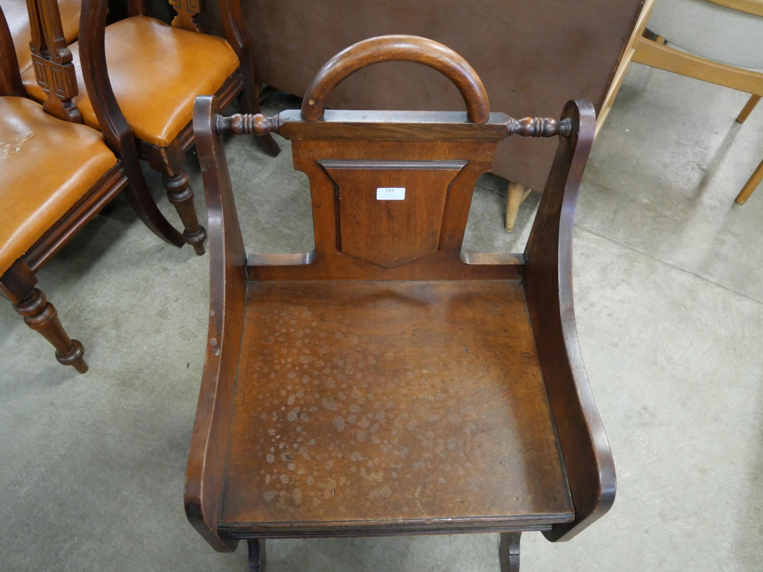 A Victorian Aesthetic Movement oak hall chair - Image 4 of 4