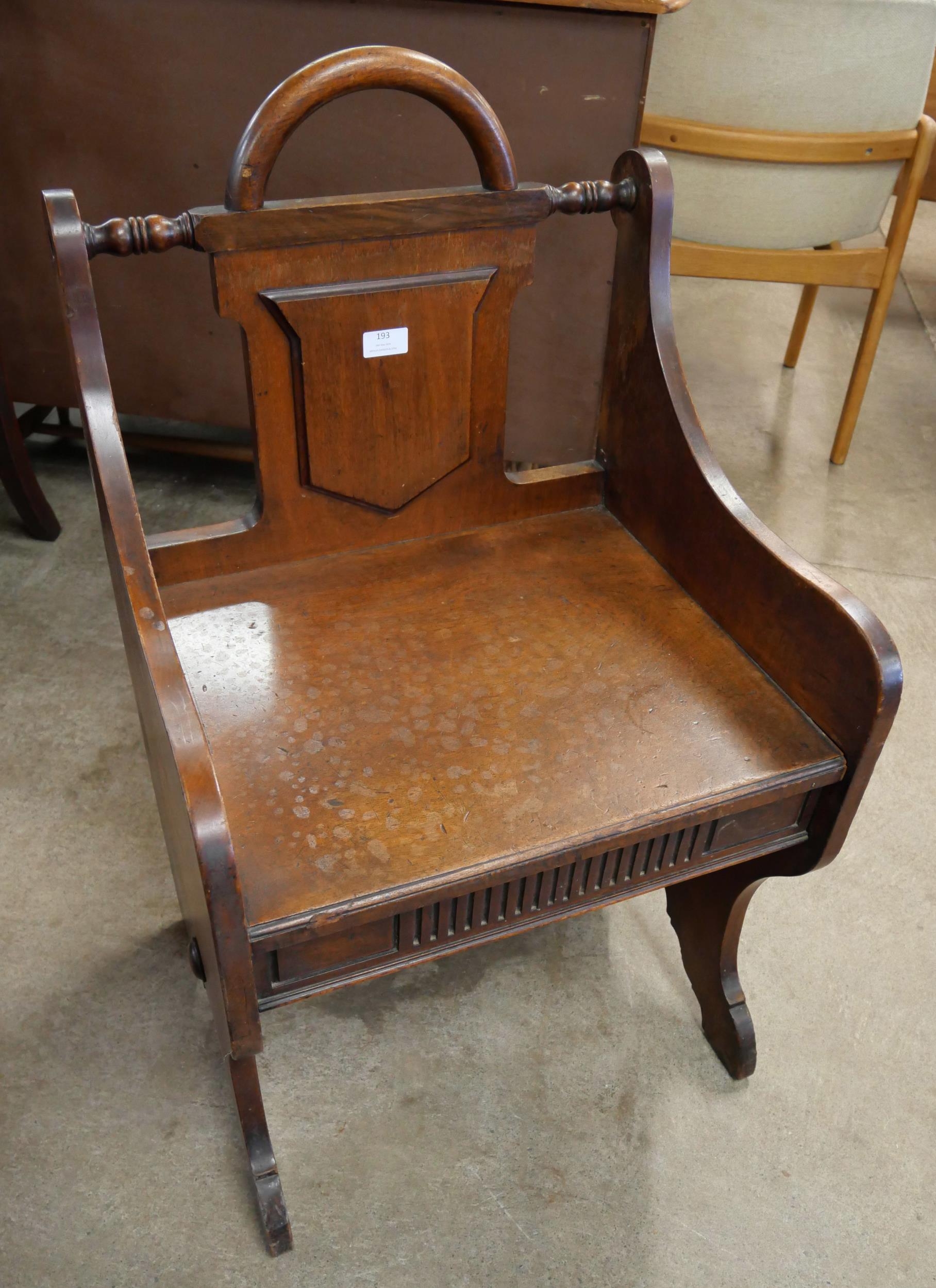 A Victorian Aesthetic Movement oak hall chair - Image 3 of 4