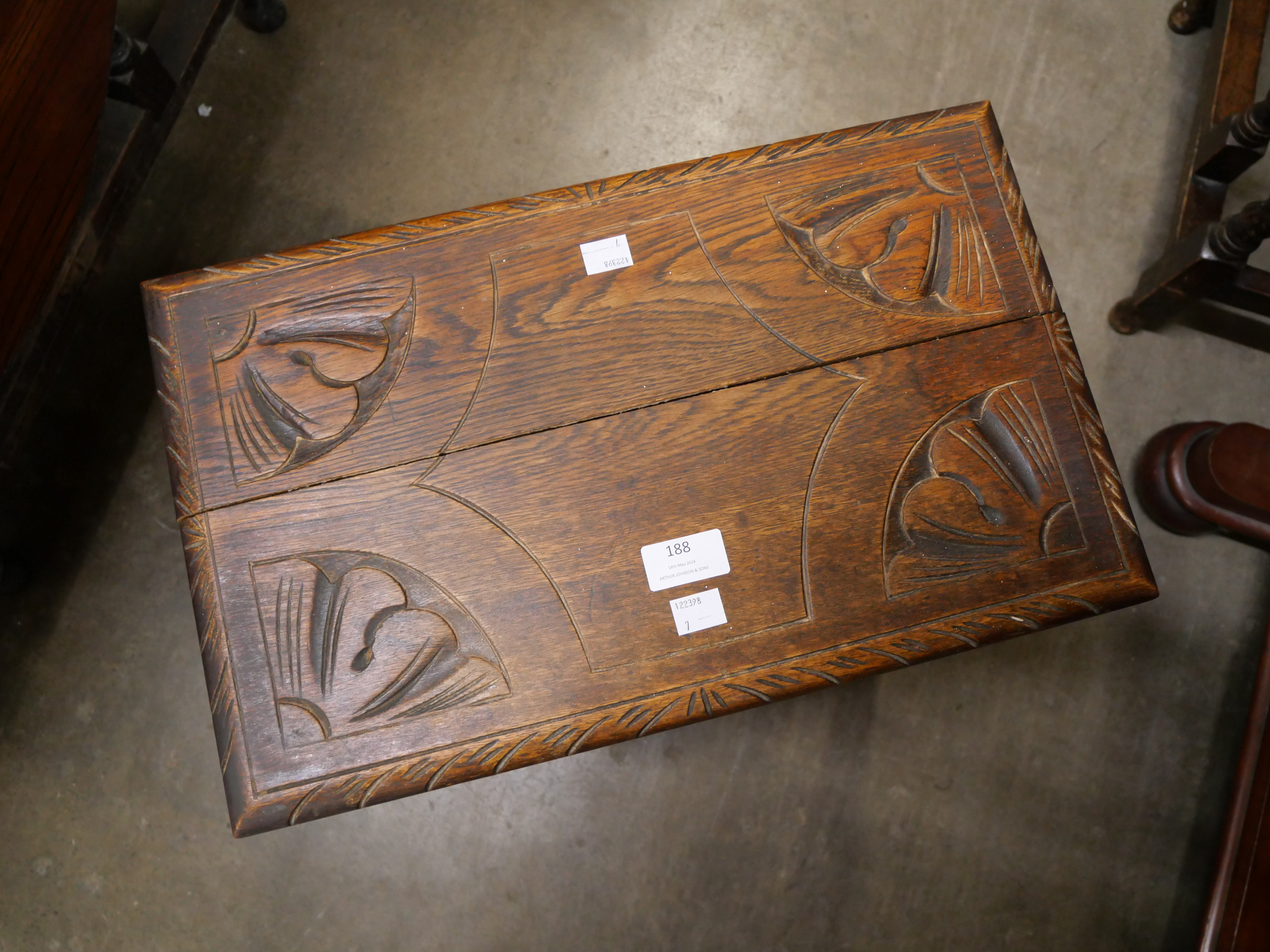 An early 20th Century carved oak stool - Bild 2 aus 3