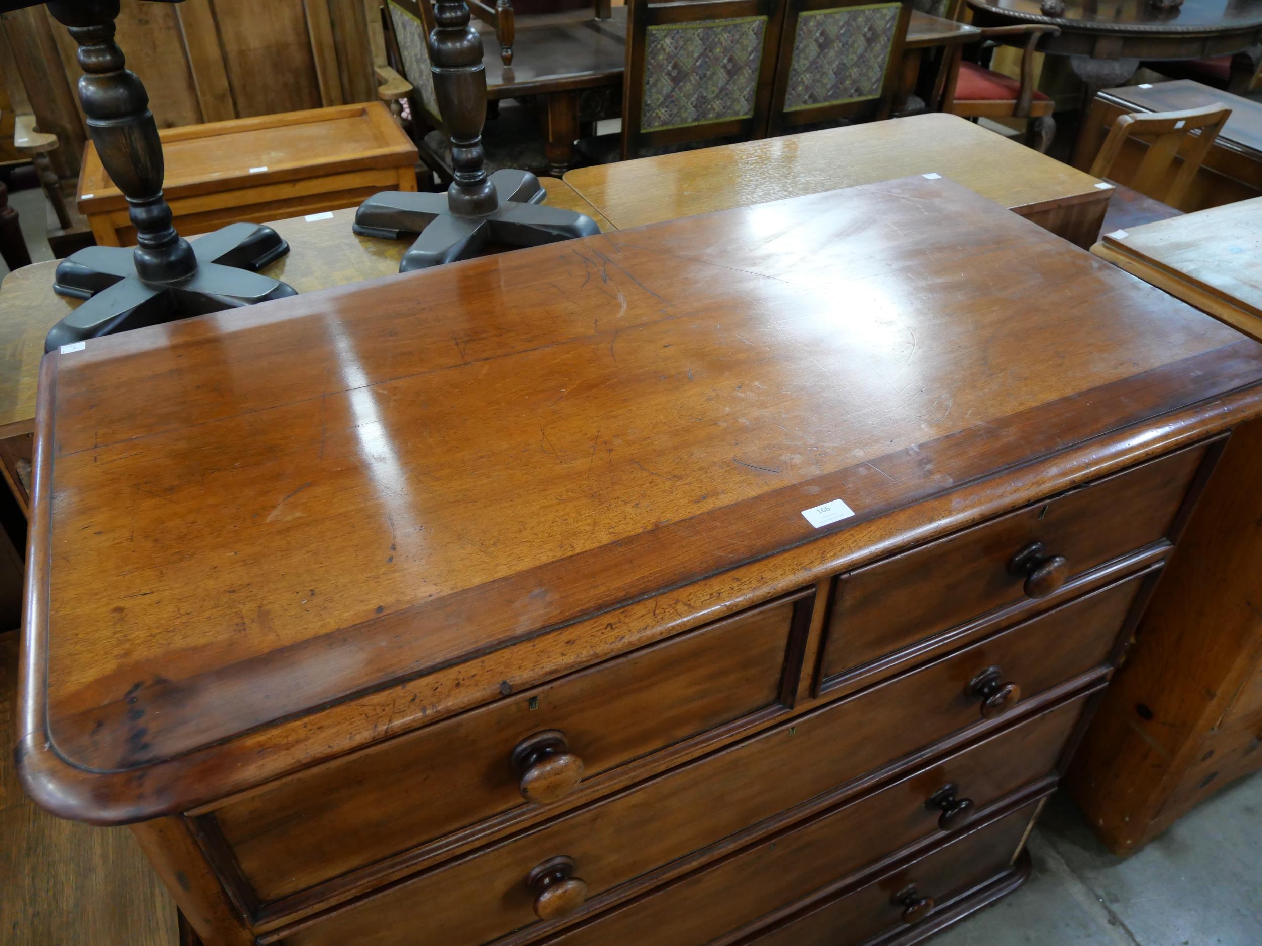 A Victorian mahogany chest of drawers - Bild 3 aus 3