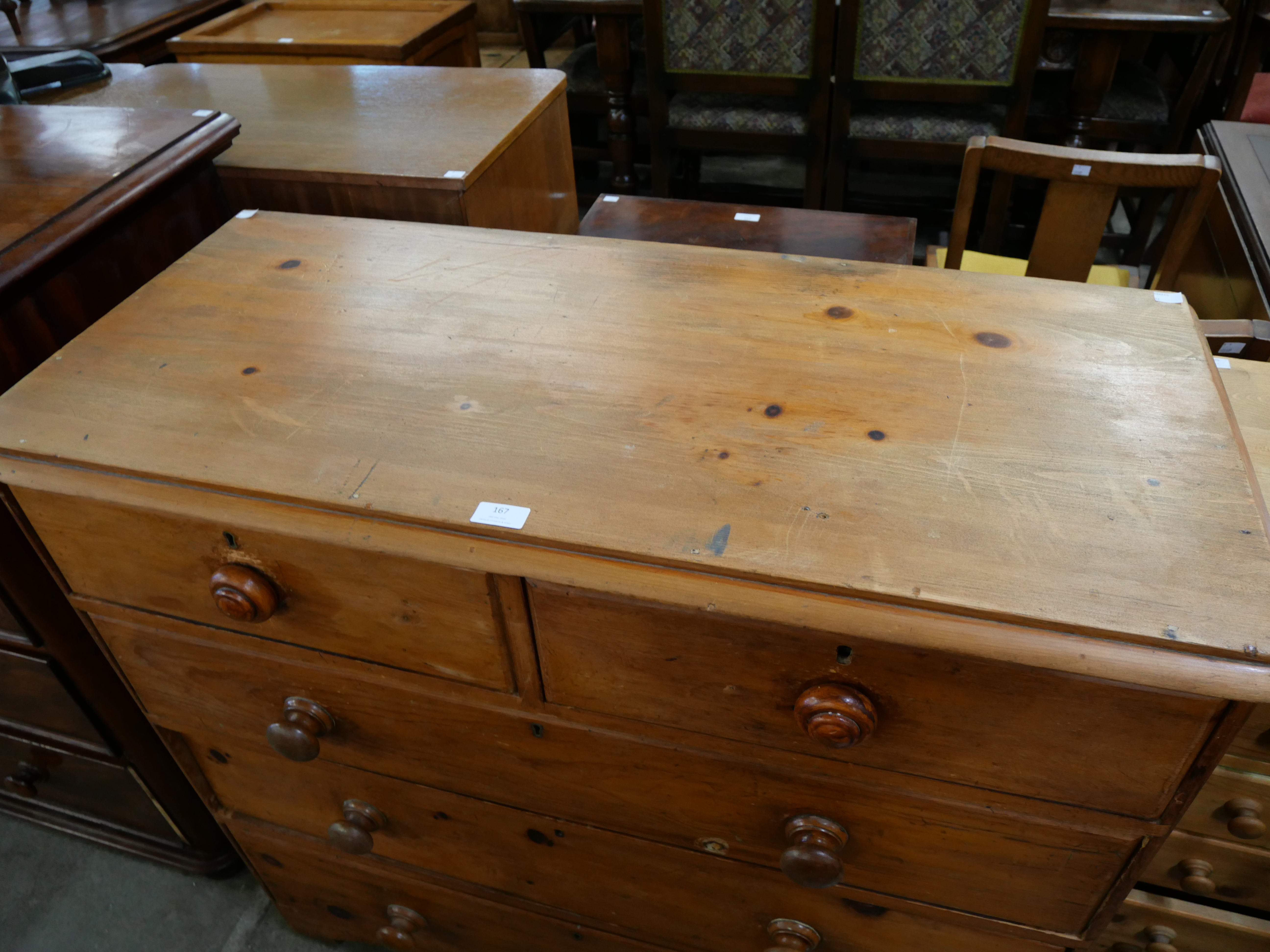 A Victorian pine chest of drawers - Bild 2 aus 3