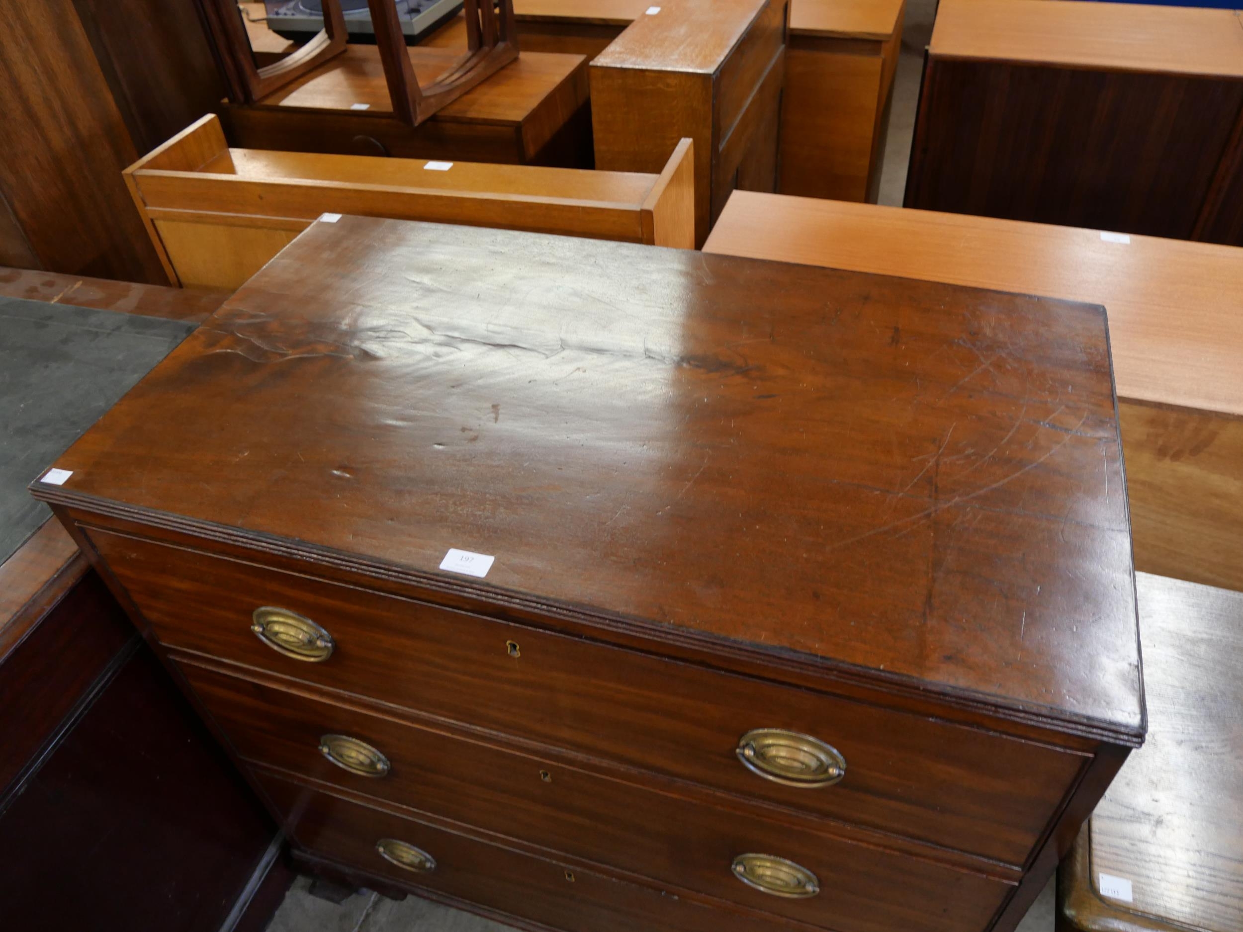 A George III mahogany chest of drawers - Image 3 of 3