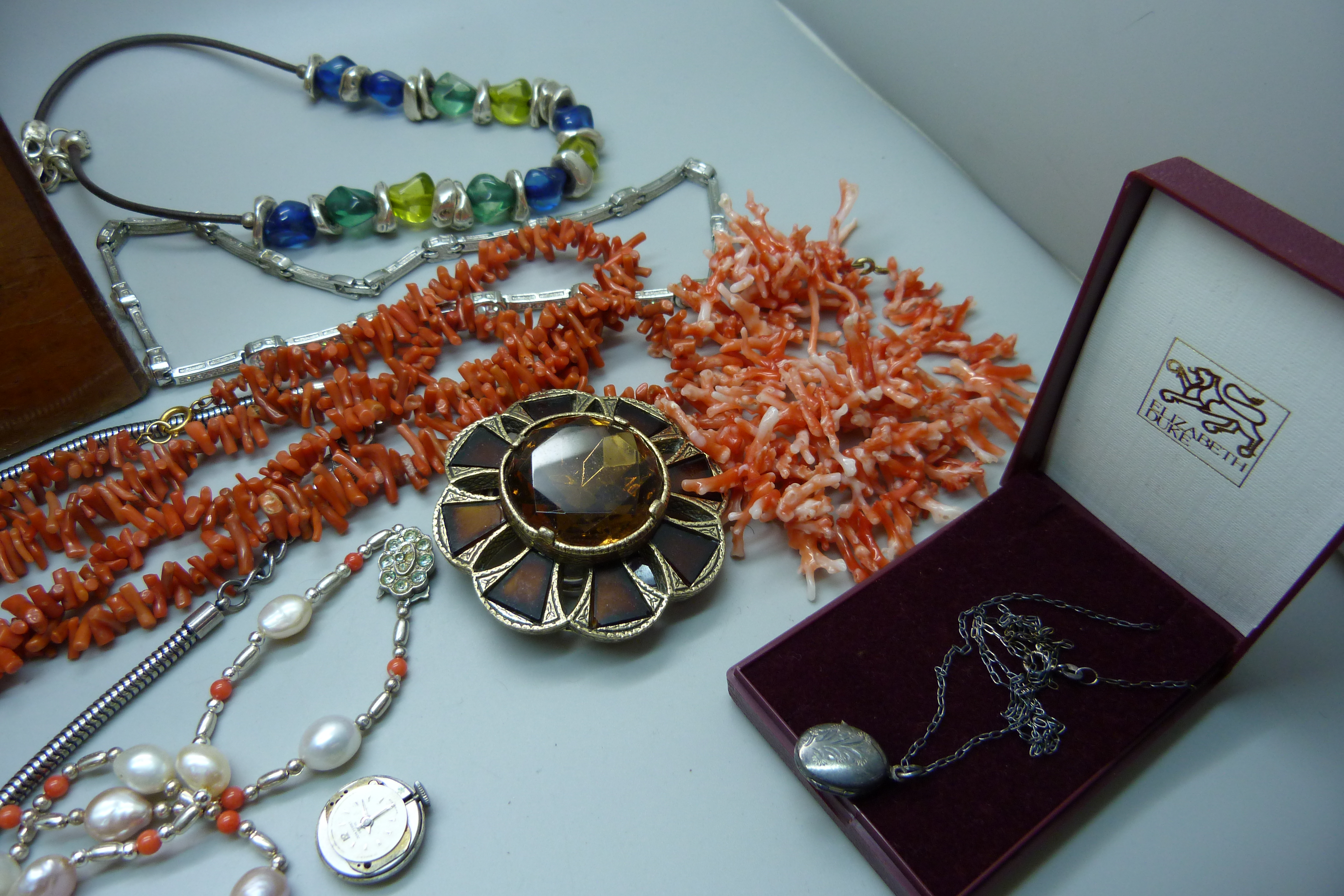 Costume jewellery in a polished wood box - Image 3 of 5