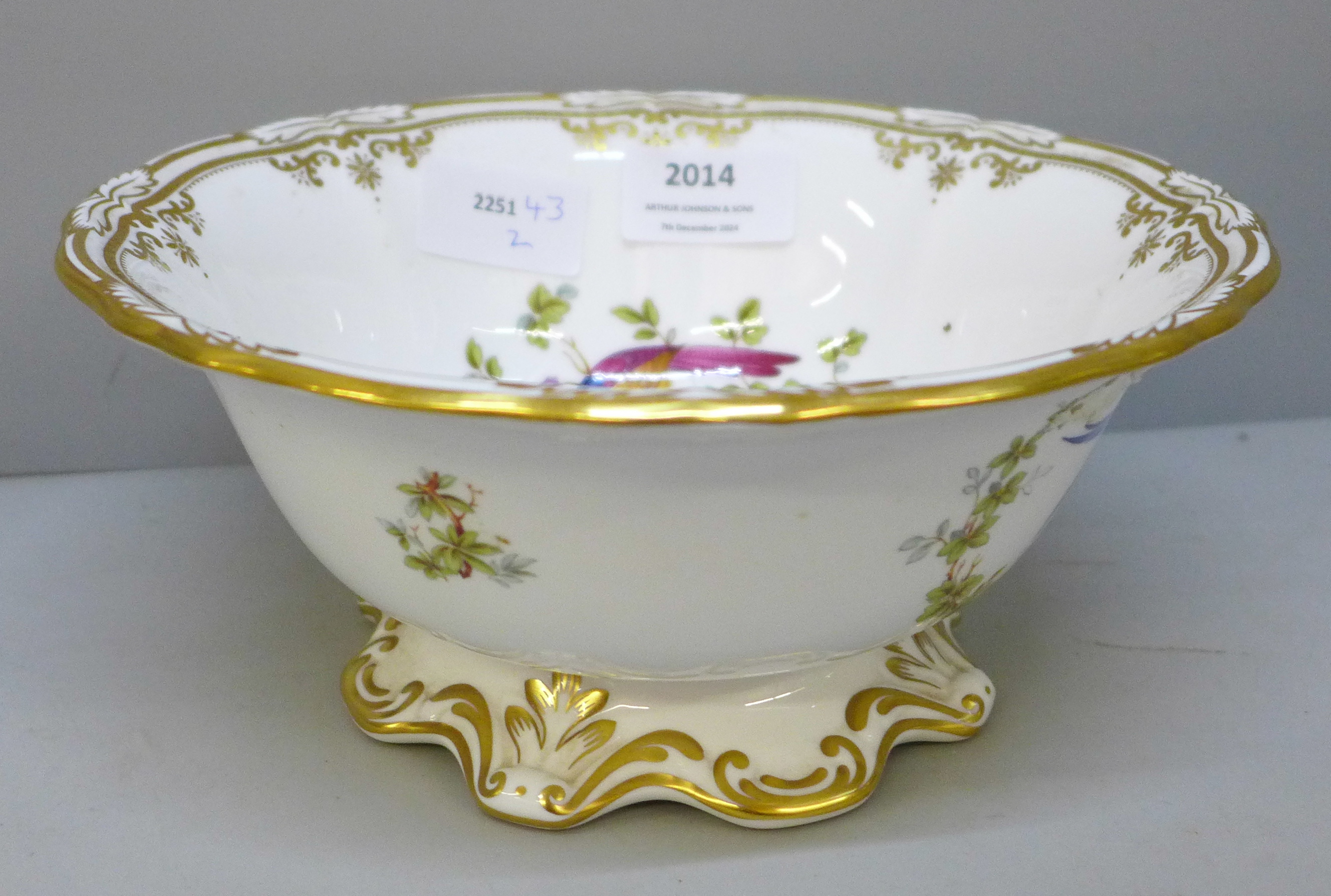 A Spode Chelsea Bird porcelain bowl with hand painted decorations of birds, 20.5cm diameter