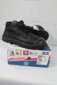 A pair of as new Steel Blue 382808 Whyalla Met work boots in Black, Size UK 14.