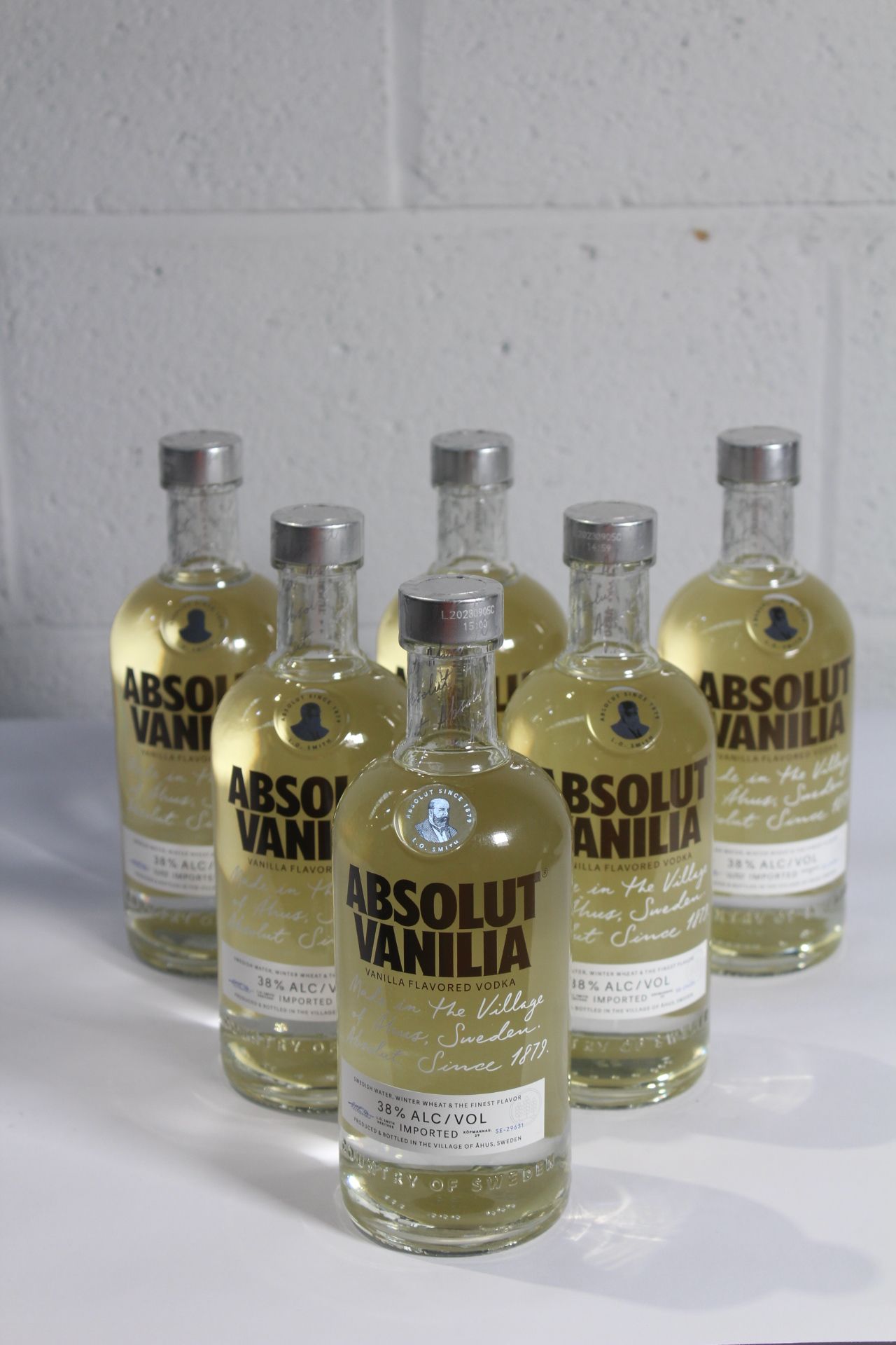 Six Absolut Vanilla Flavored Vodka 6 x 700ml.