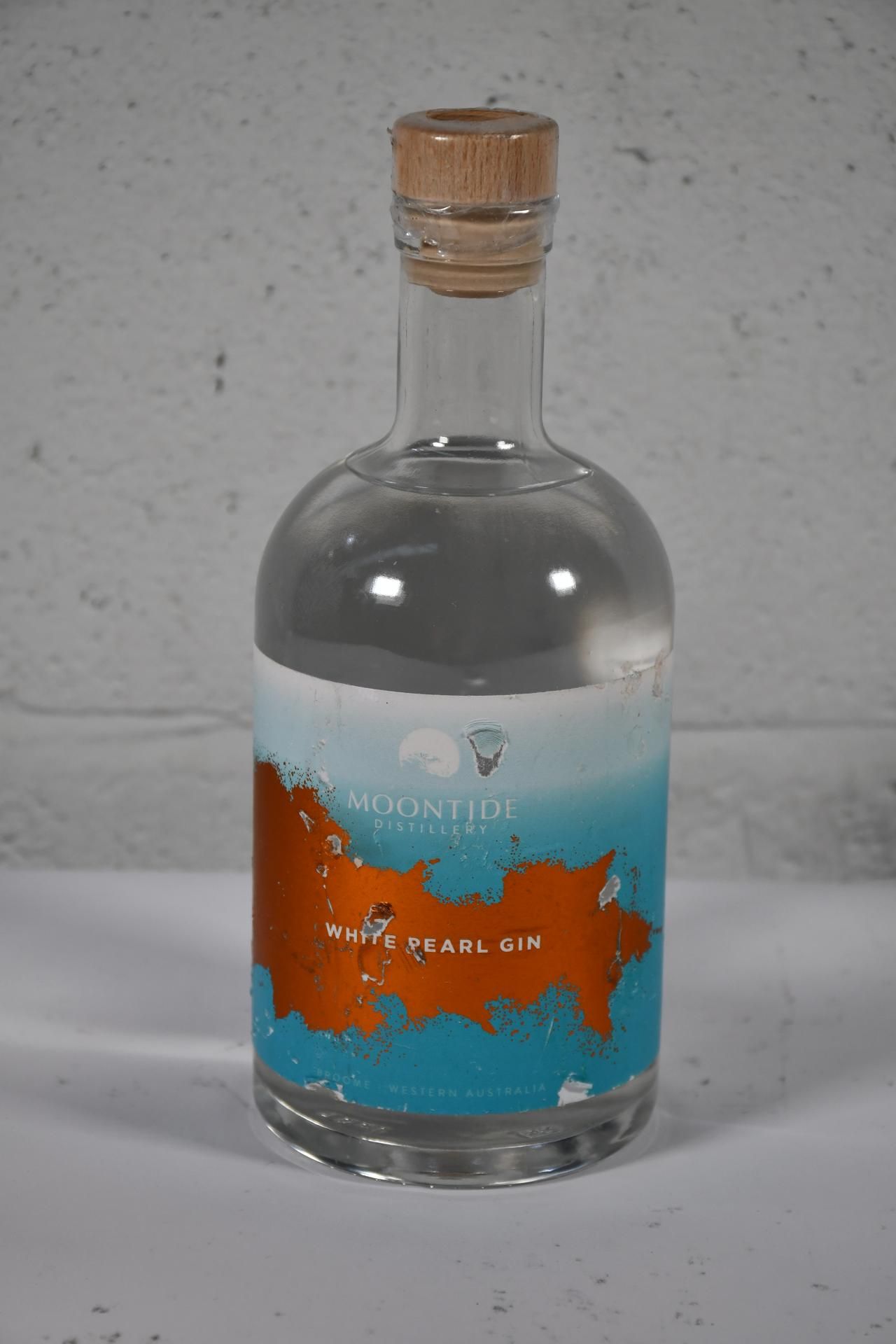 A MoonTide White Pearl Gin (700ml).